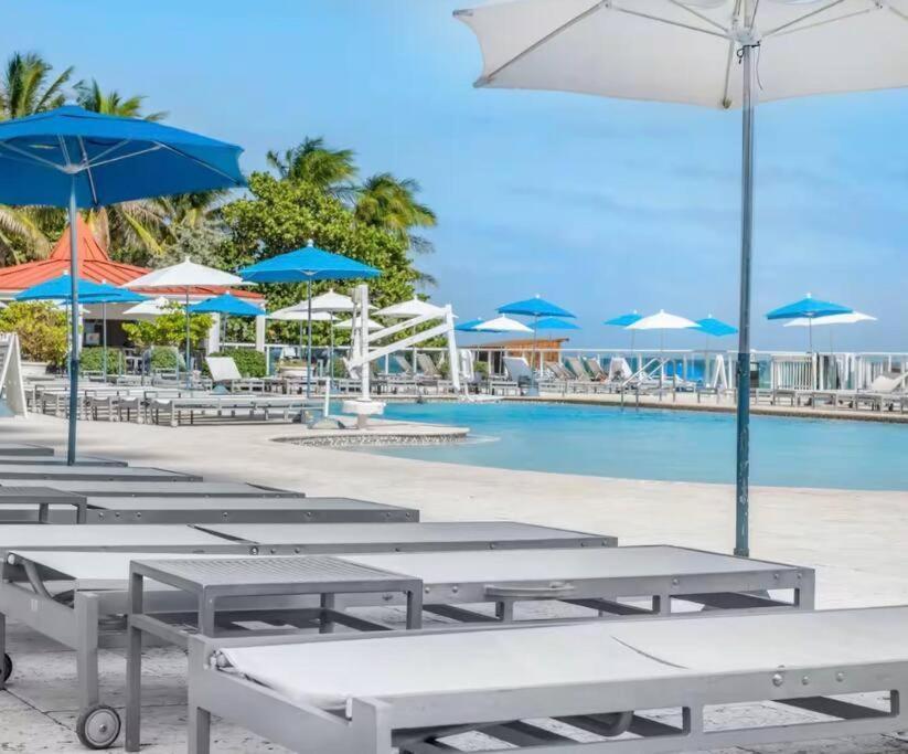 Apartment Oceanfront With Balcony Sunny Isles - Spectacular!