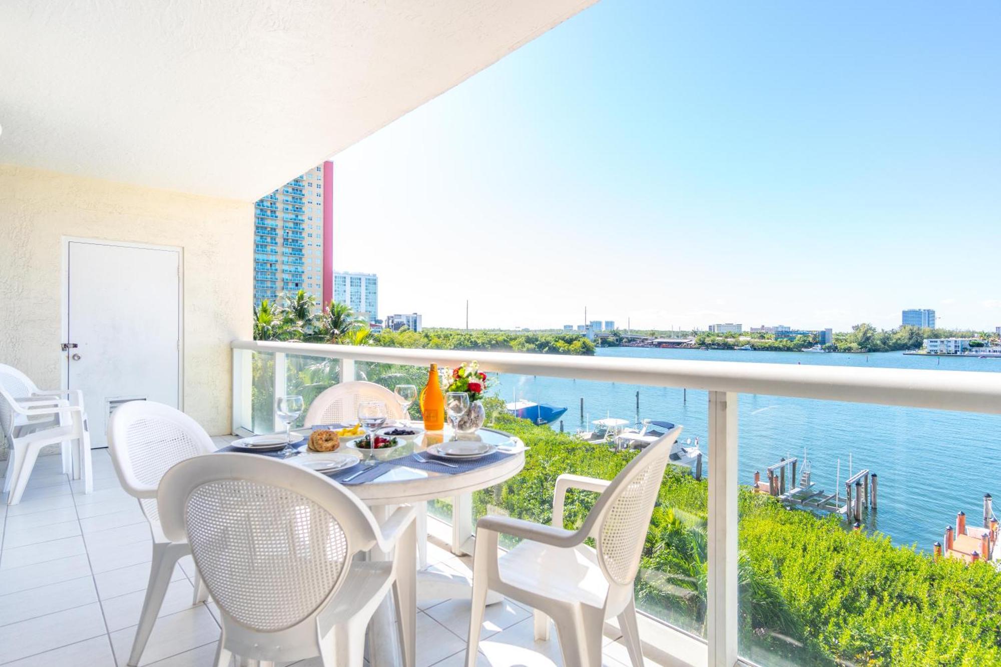Golden Bay 53 * Miami Beach