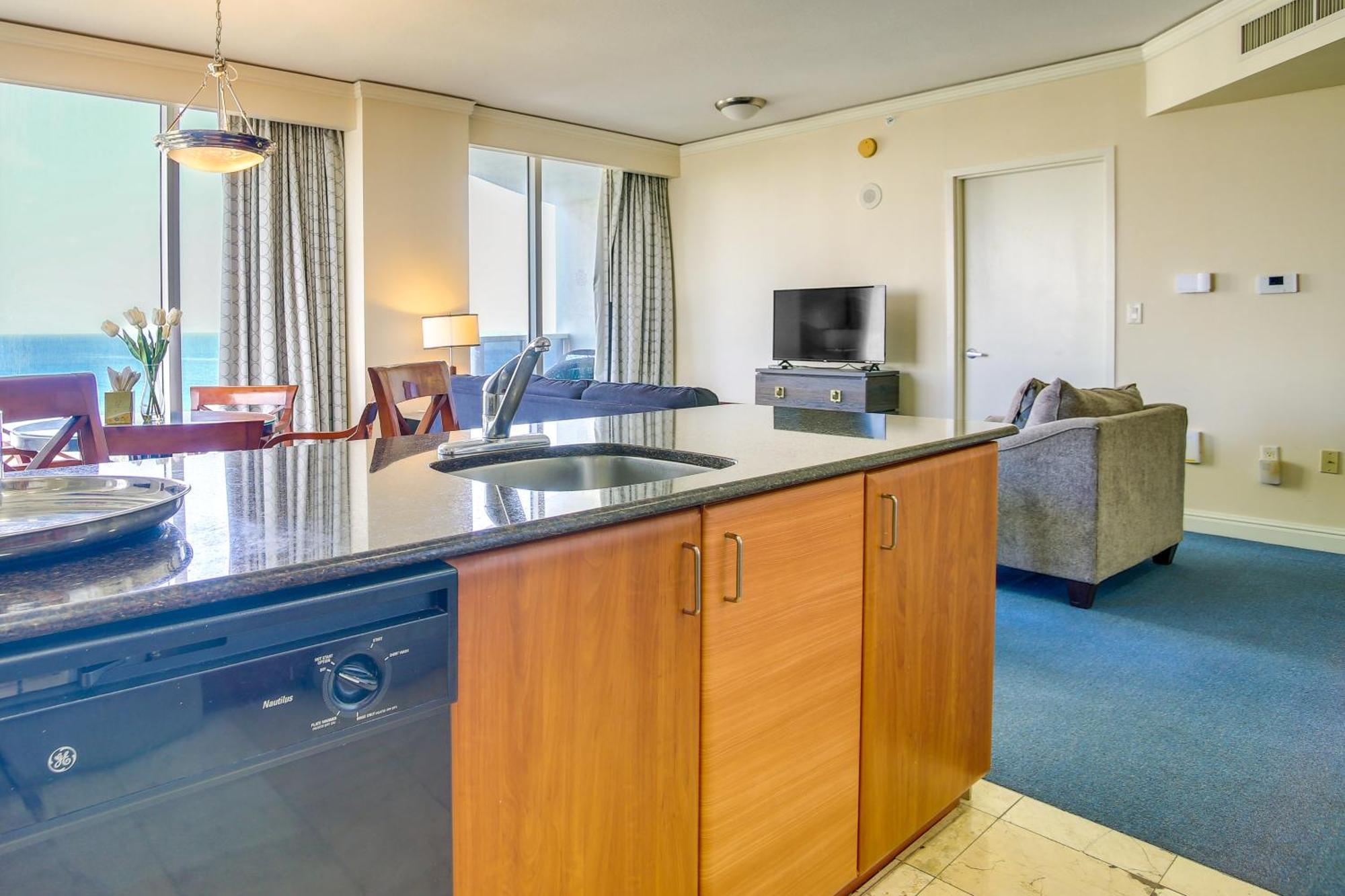 Beachfront High-rise With Pool And Tennis! Apartment