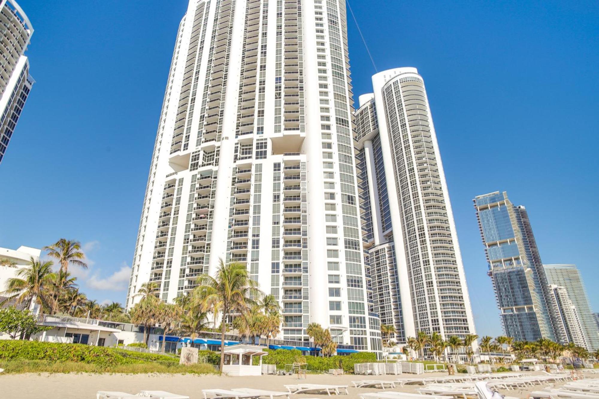 Beachfront High-rise With Pool And Tennis! *