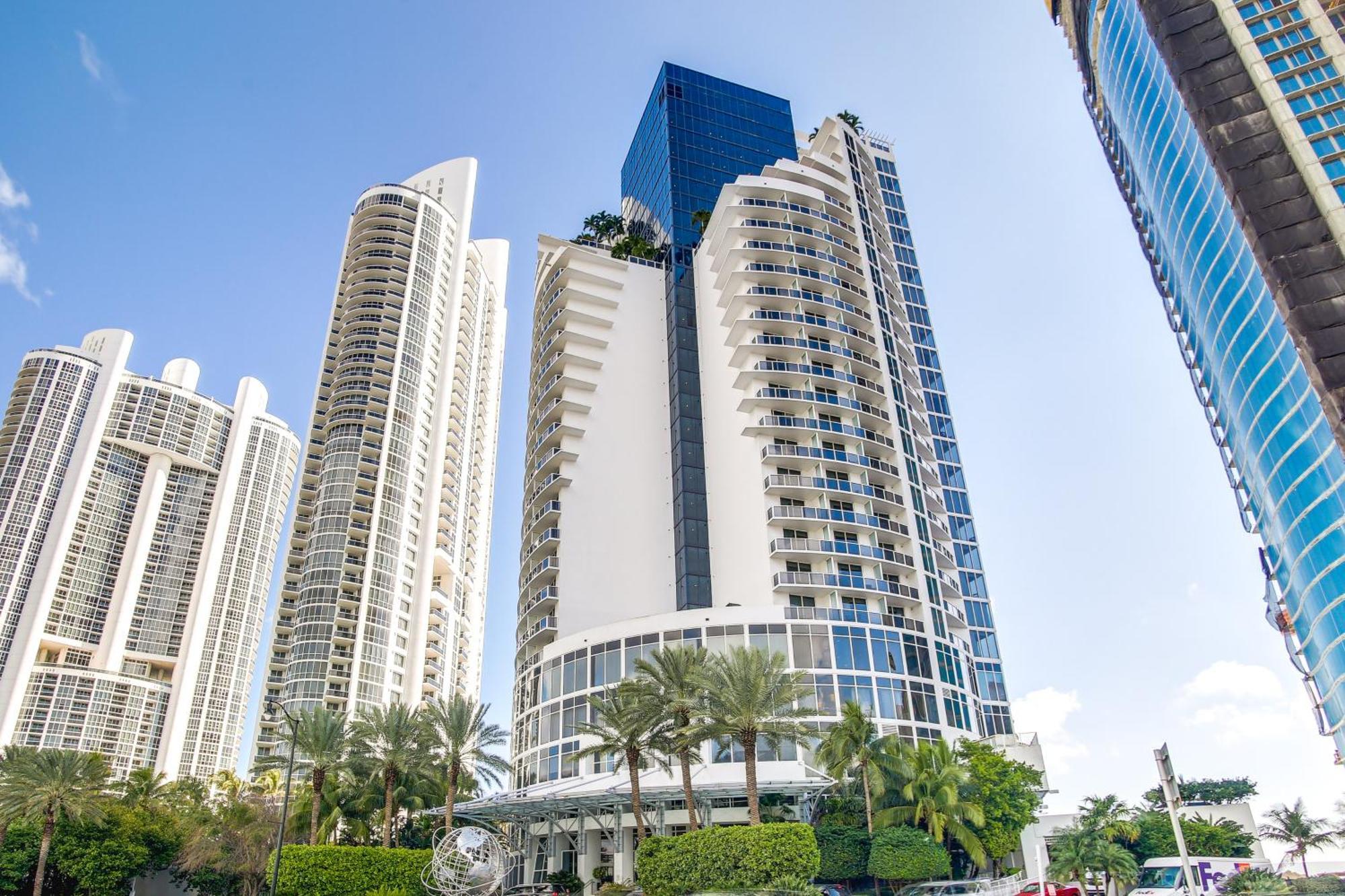 Apartment Beachfront High-rise With Pool And Tennis!