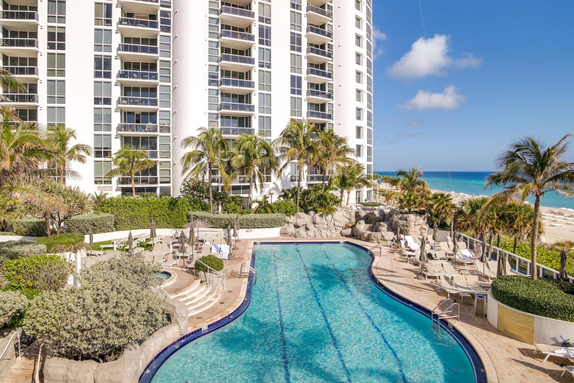 Beachfront High-rise With Pool And Tennis! Apartment