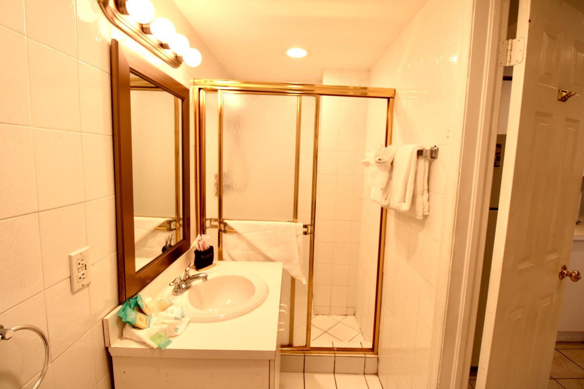 Castle Th16 Beachfront Townhouse With Private Patio, Direct Access, Pool, Tennis & Free Parking!