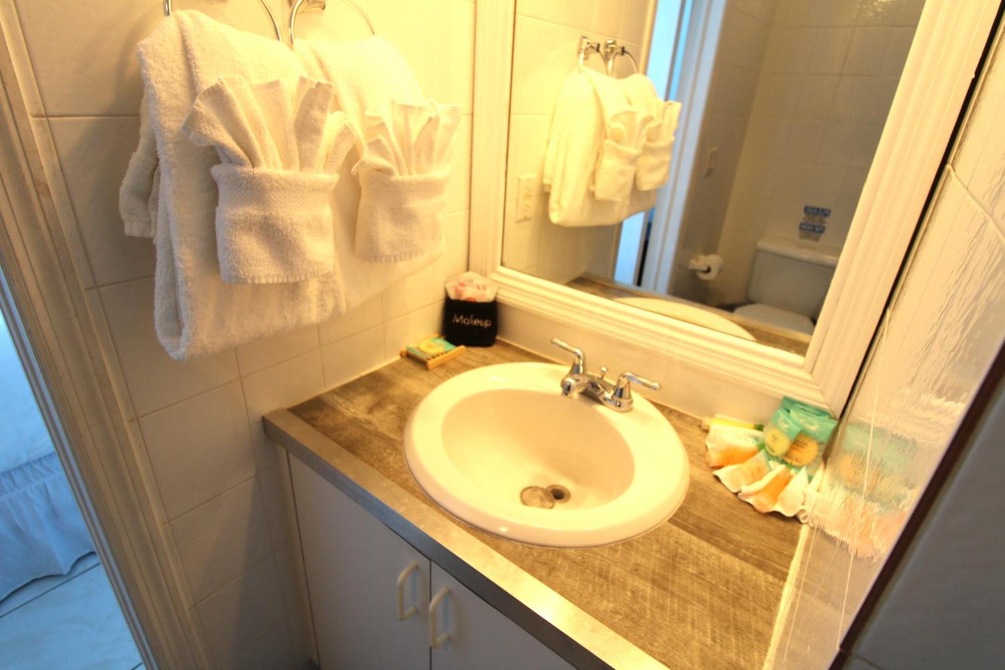 Castle Th16 Beachfront Townhouse With Private Patio, Direct Access, Pool, Tennis & Free Parking! * Miami Beach