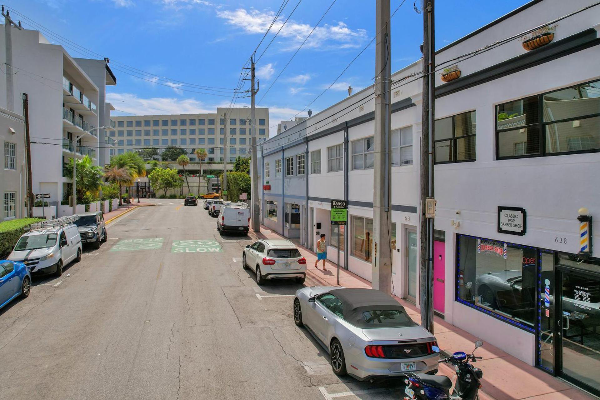Sobe Monarch-walk To The - Ocean Drive Good Time And Angler Across The Street