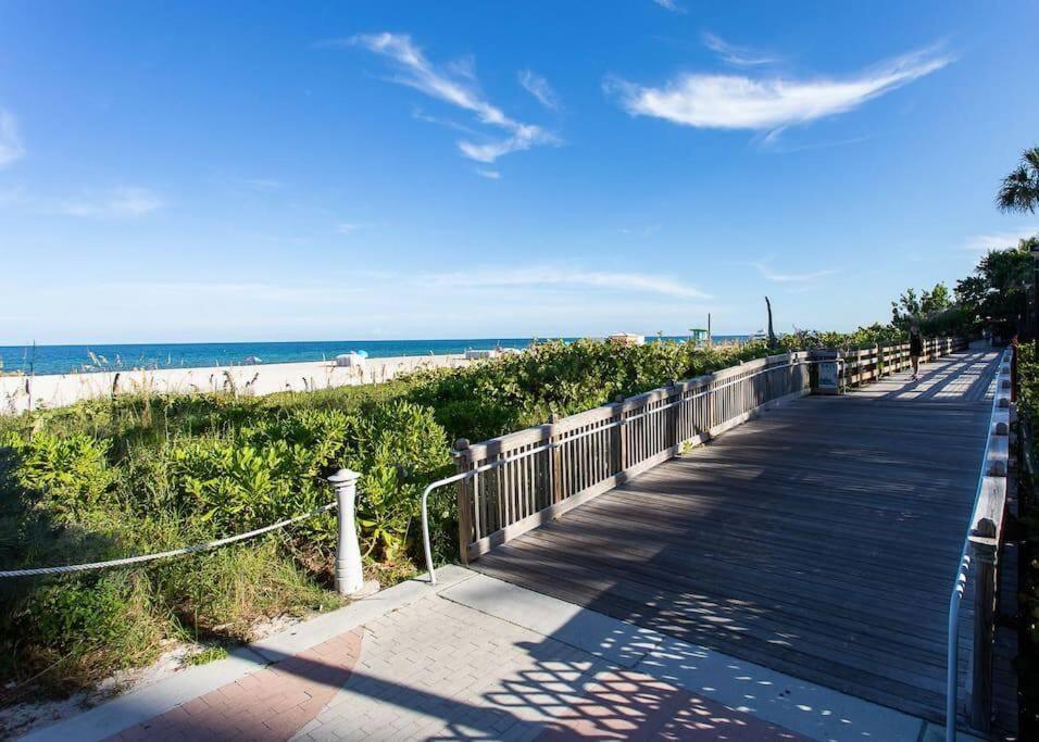 Just 1 Block From The Beach! Apartment *