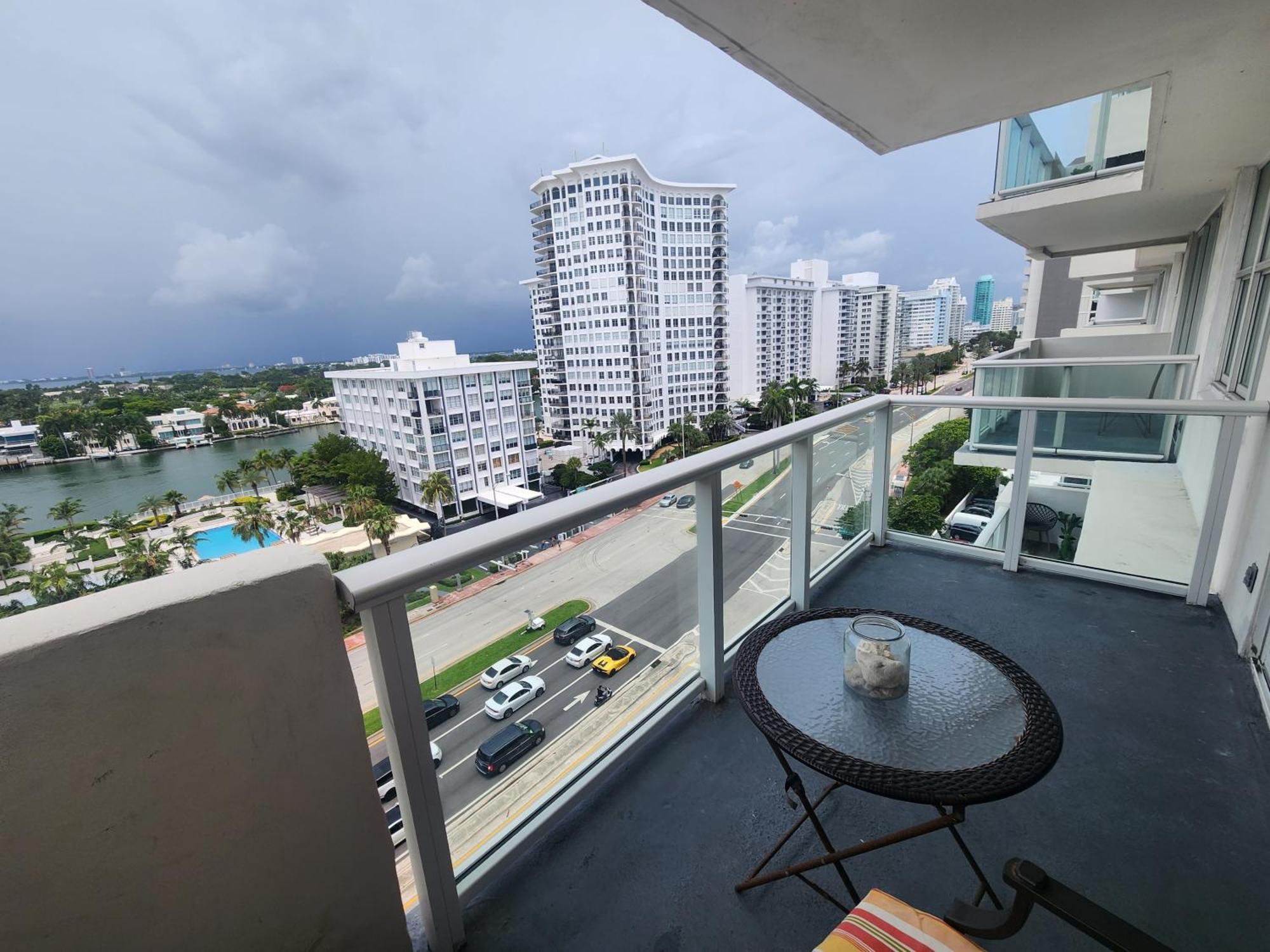 Entire Front W/ Pool Amazing View 4pax Apartment