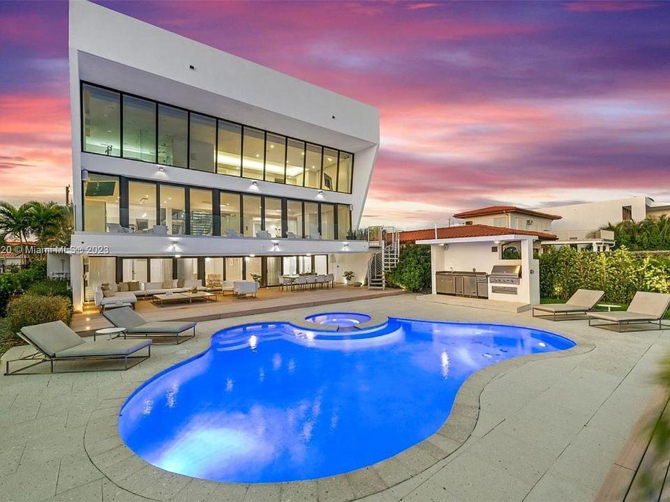 Villa Bayfront Bliss Relax In Style With Pool And Bay Views *