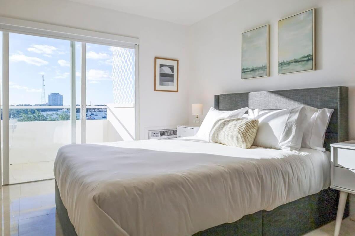 La Marinita - Marina Views Pool Parking Location Miami Beach