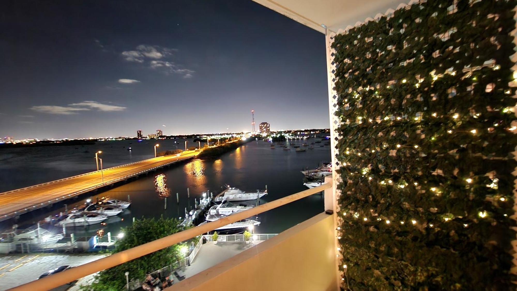 Apartment Bayfront Breathtaking Views- One Bedroom W Balcony- Living -free Parking