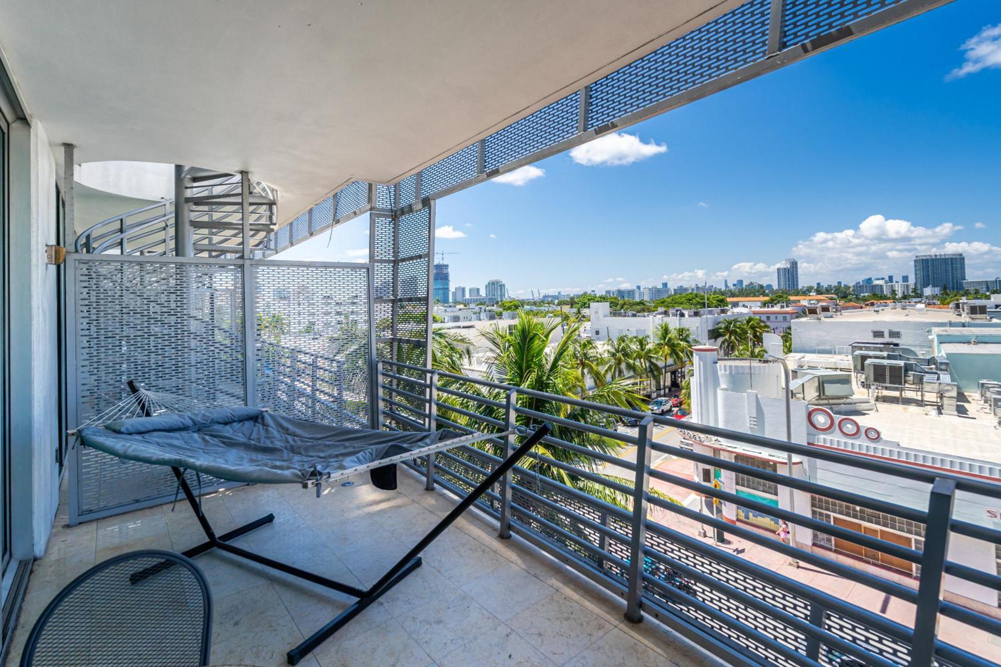 Large On Ocean Drive With Direct Access To The Apartment