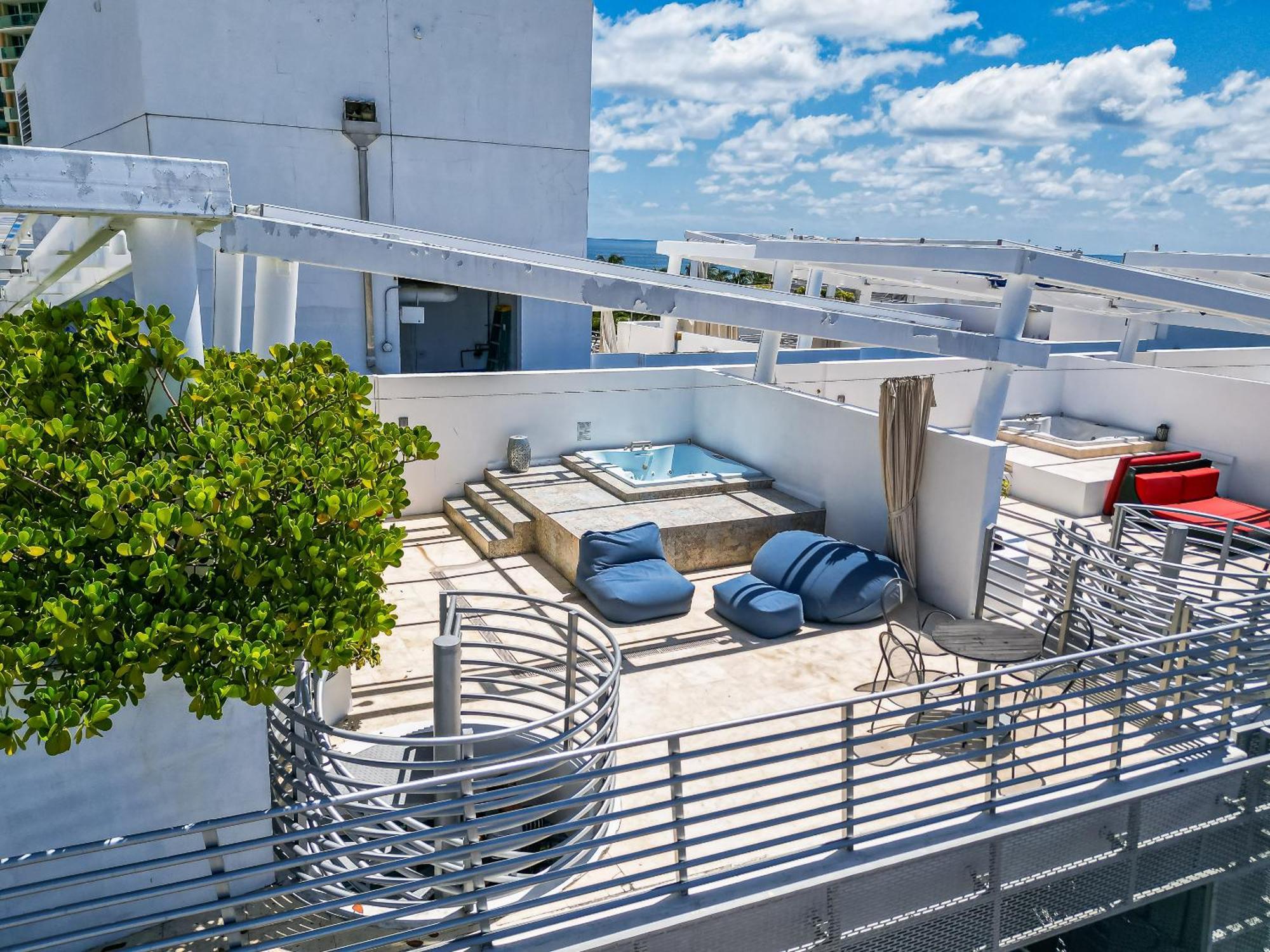 Apartment Large On Ocean Drive With Direct Access To The Miami Beach