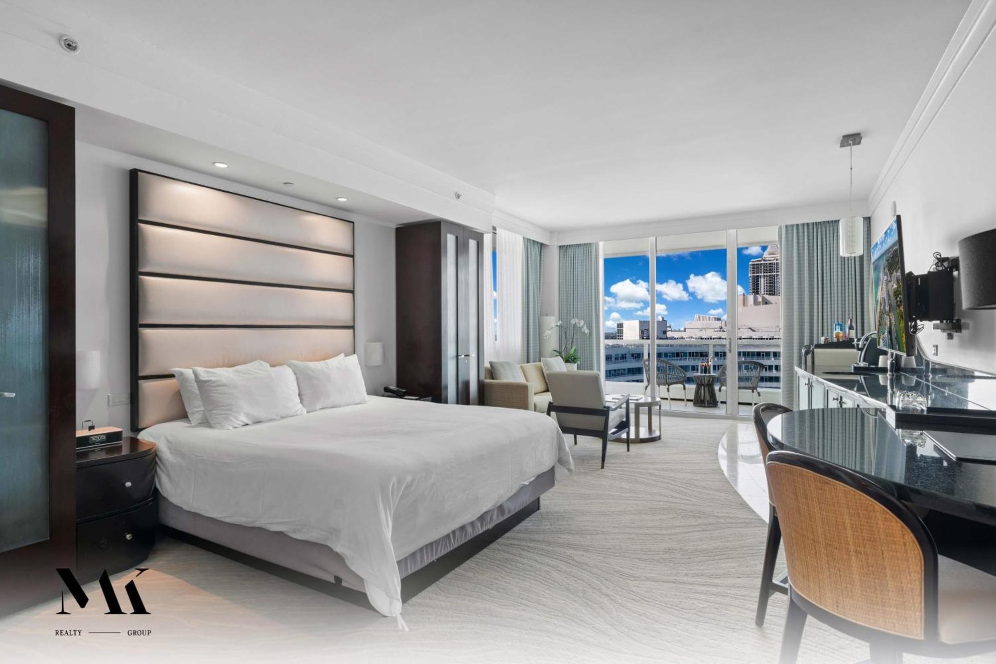 Fontainebleau Balcony W Pool & Ocean View Ferienhaus *
