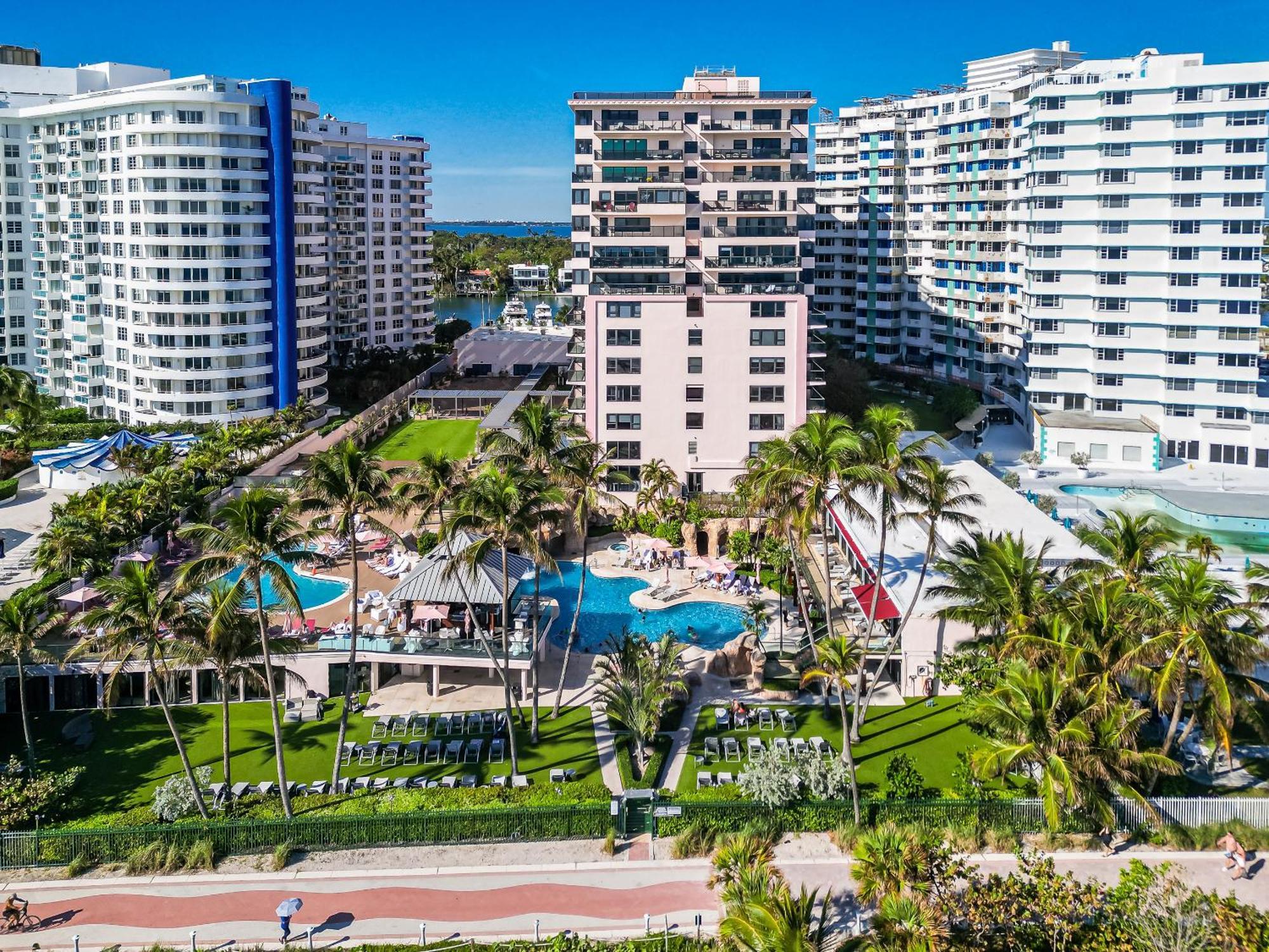2 Bedrooms Unit Oceanfront The Alexander Apartment