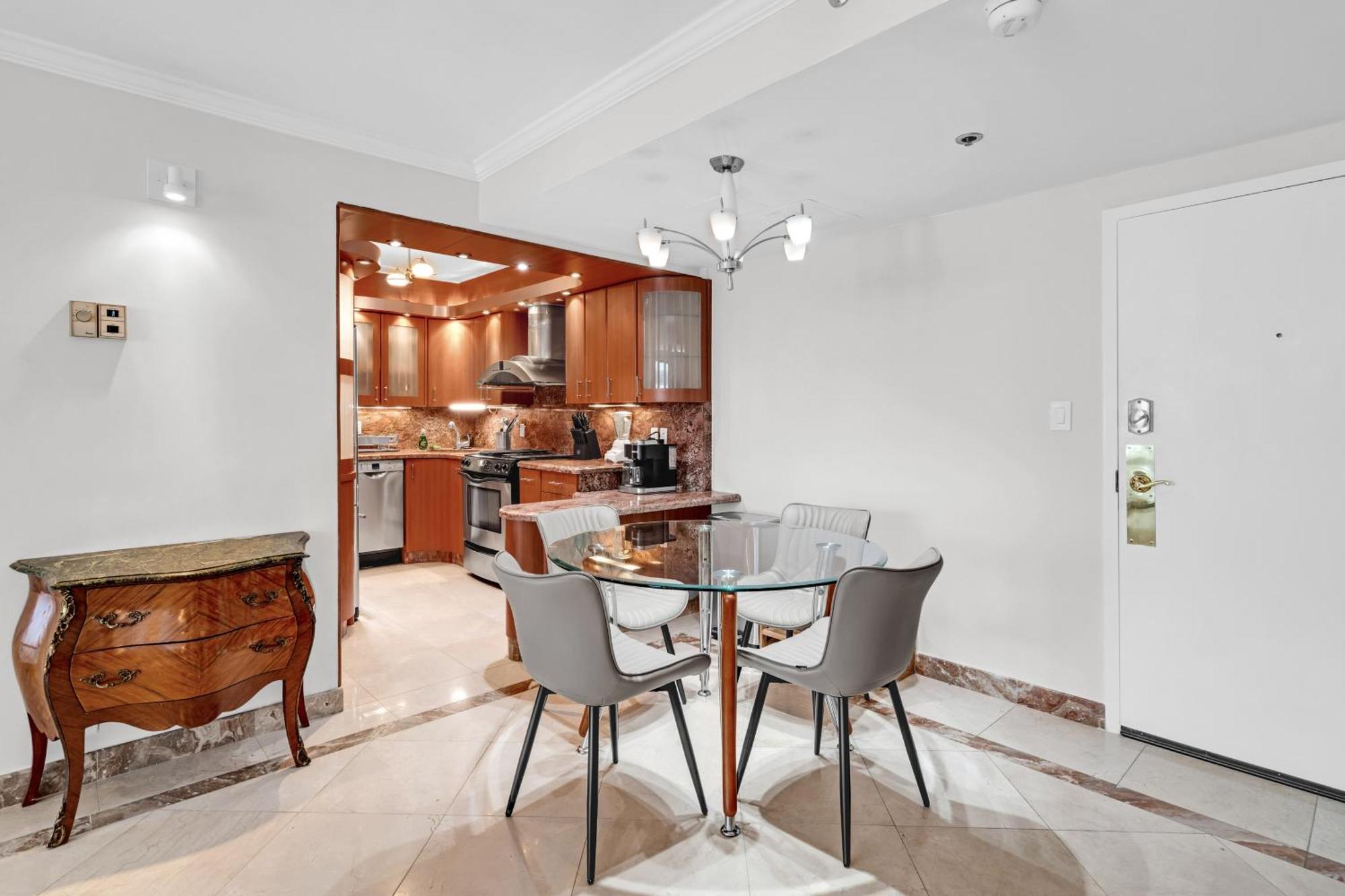 Apartment 2 Bedrooms Unit Oceanfront The Alexander *