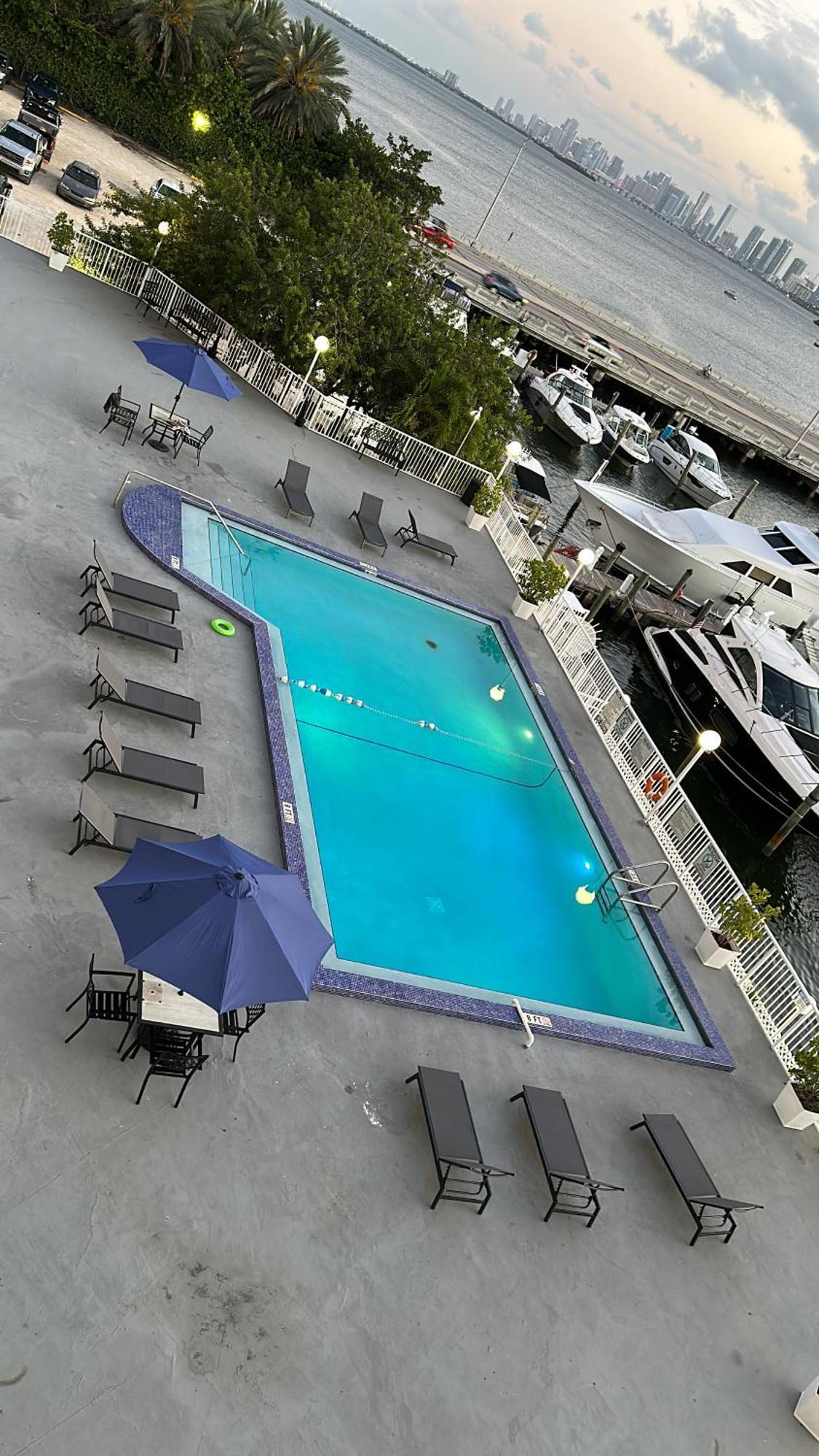 Unique Water Views, Free Parking 1bed 1 Bath Rooffornomads 416