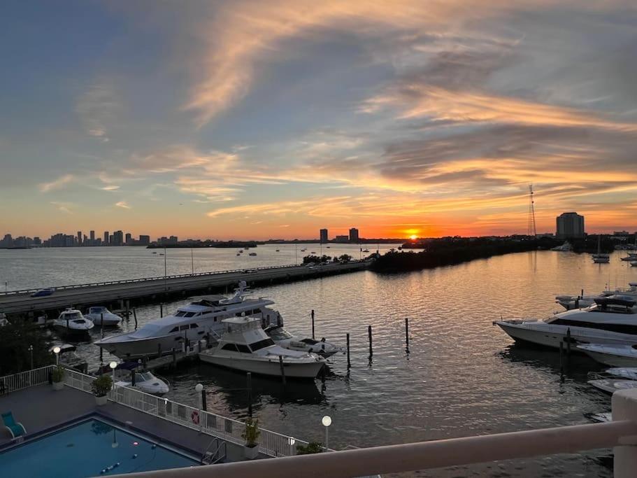 Apartment Unique Water Views, Free Parking 1bed 1 Bath Rooffornomads 416 *