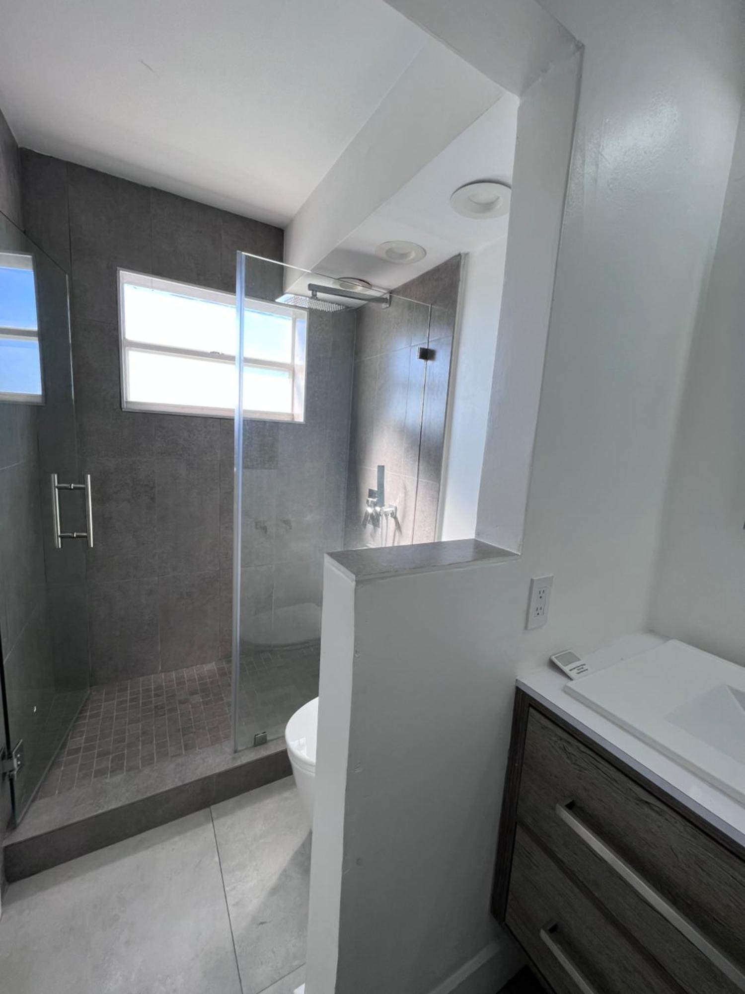Unique Water Views, Free Parking 1bed 1 Bath Rooffornomads 416