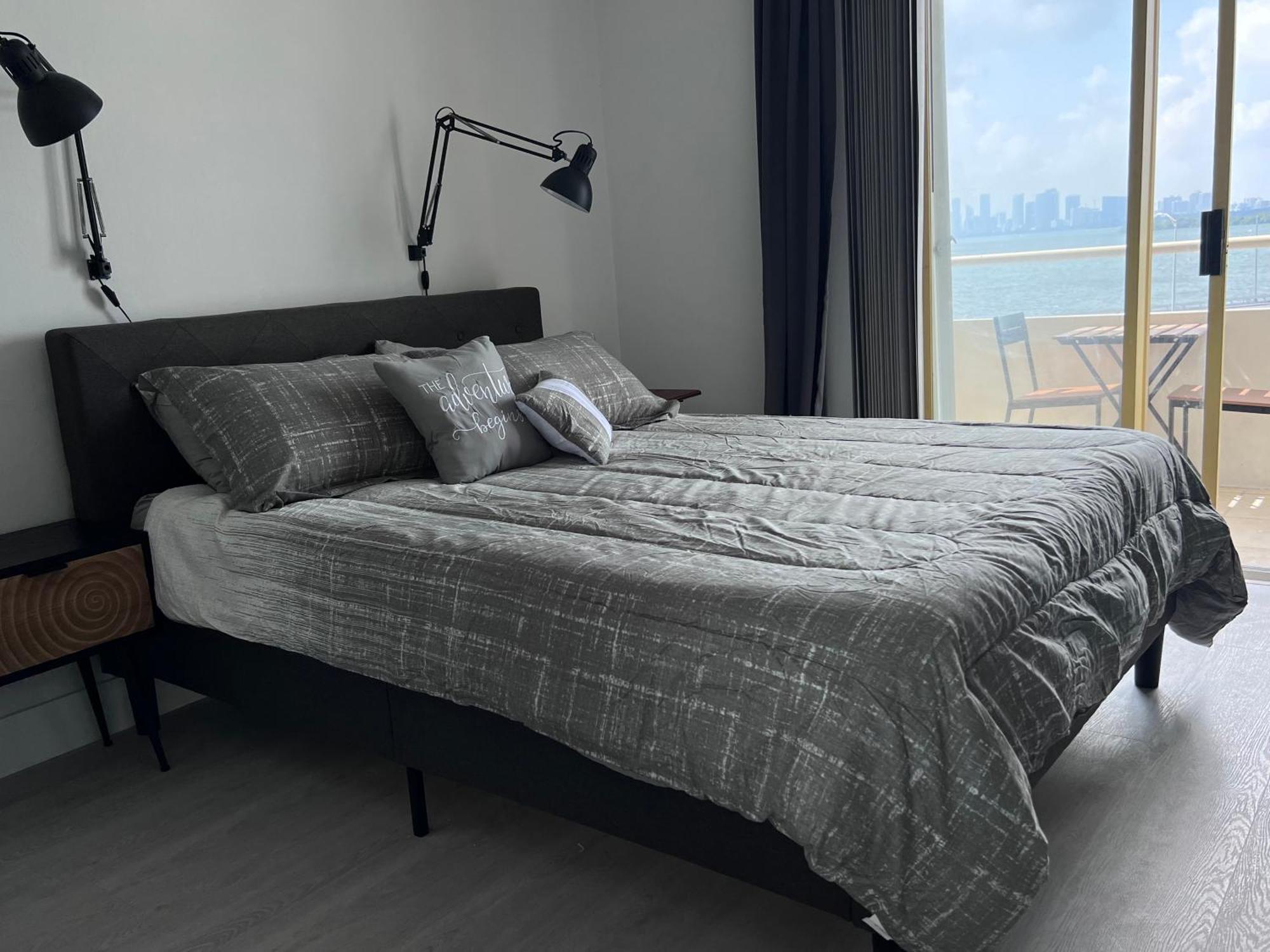 Apartment Unique Water Views, Free Parking 1bed 1 Bath Rooffornomads 416