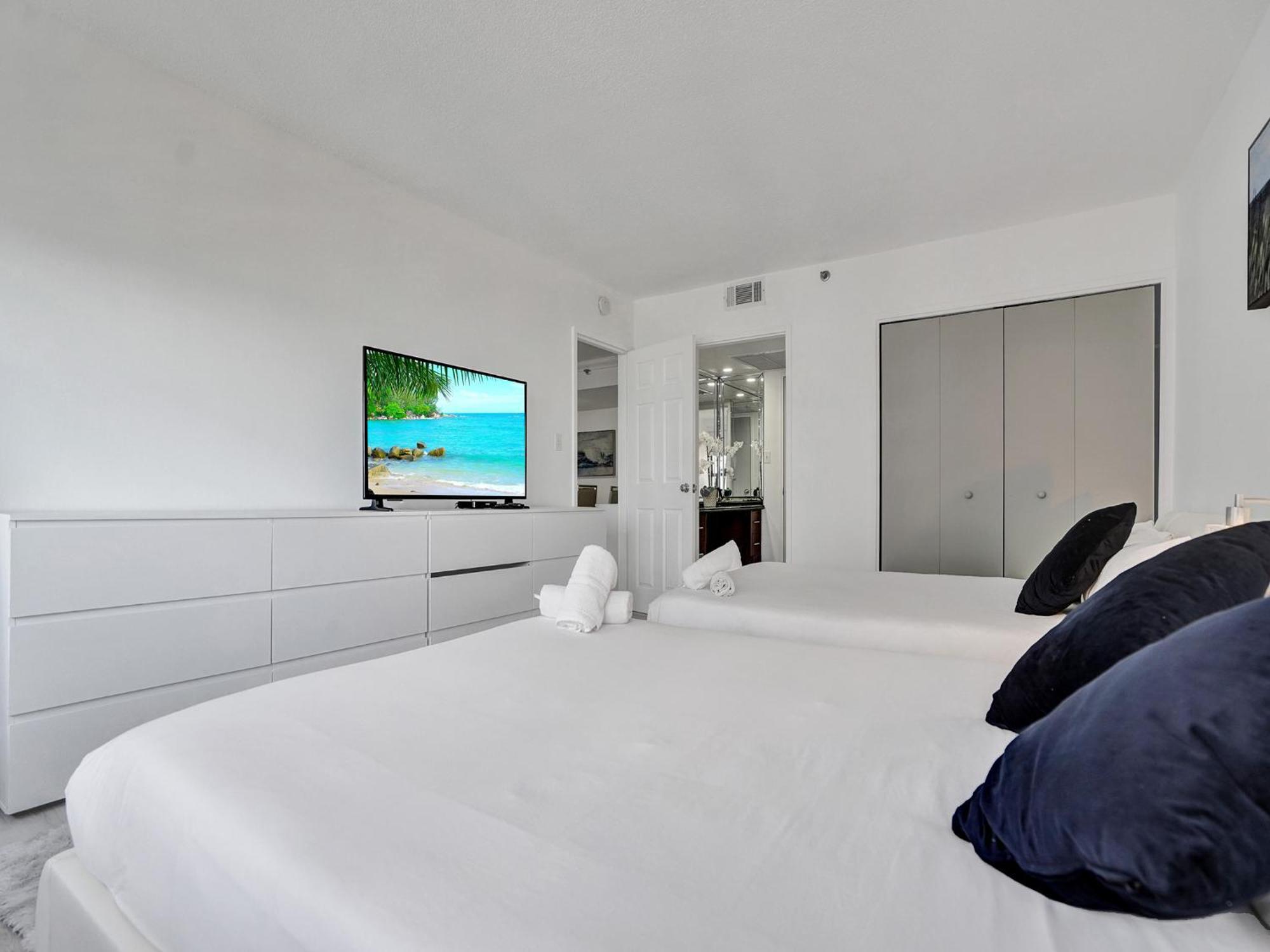 Ocean View Spacious Service 907 Miami Beach