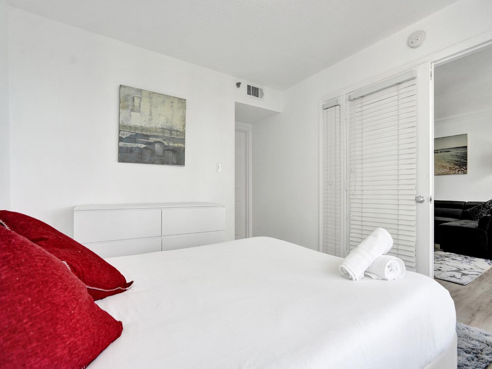 Ocean View Spacious Service 907 Apartment *