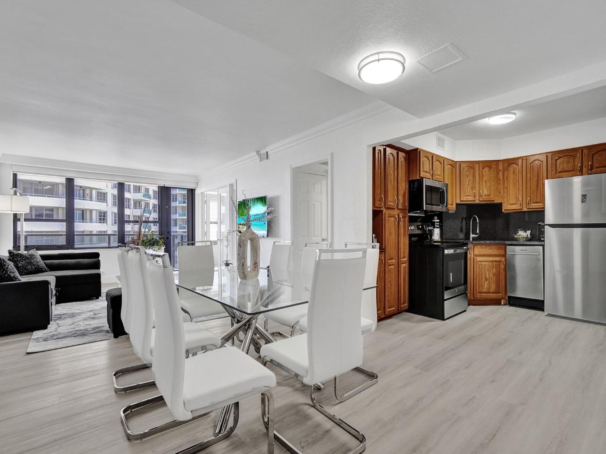 Ocean View Spacious Service 907 Miami Beach