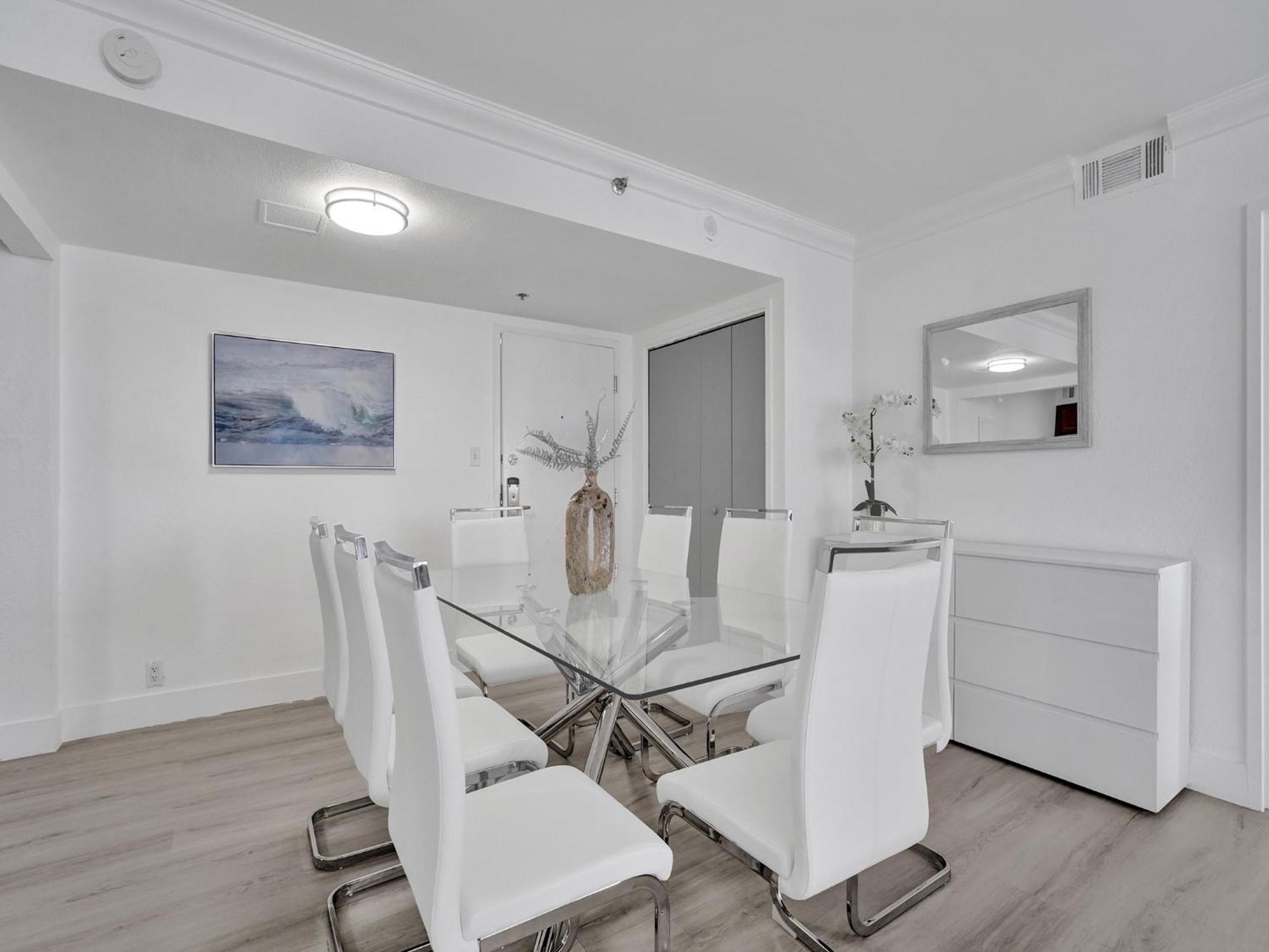 Ocean View Spacious Service 907 * Miami Beach
