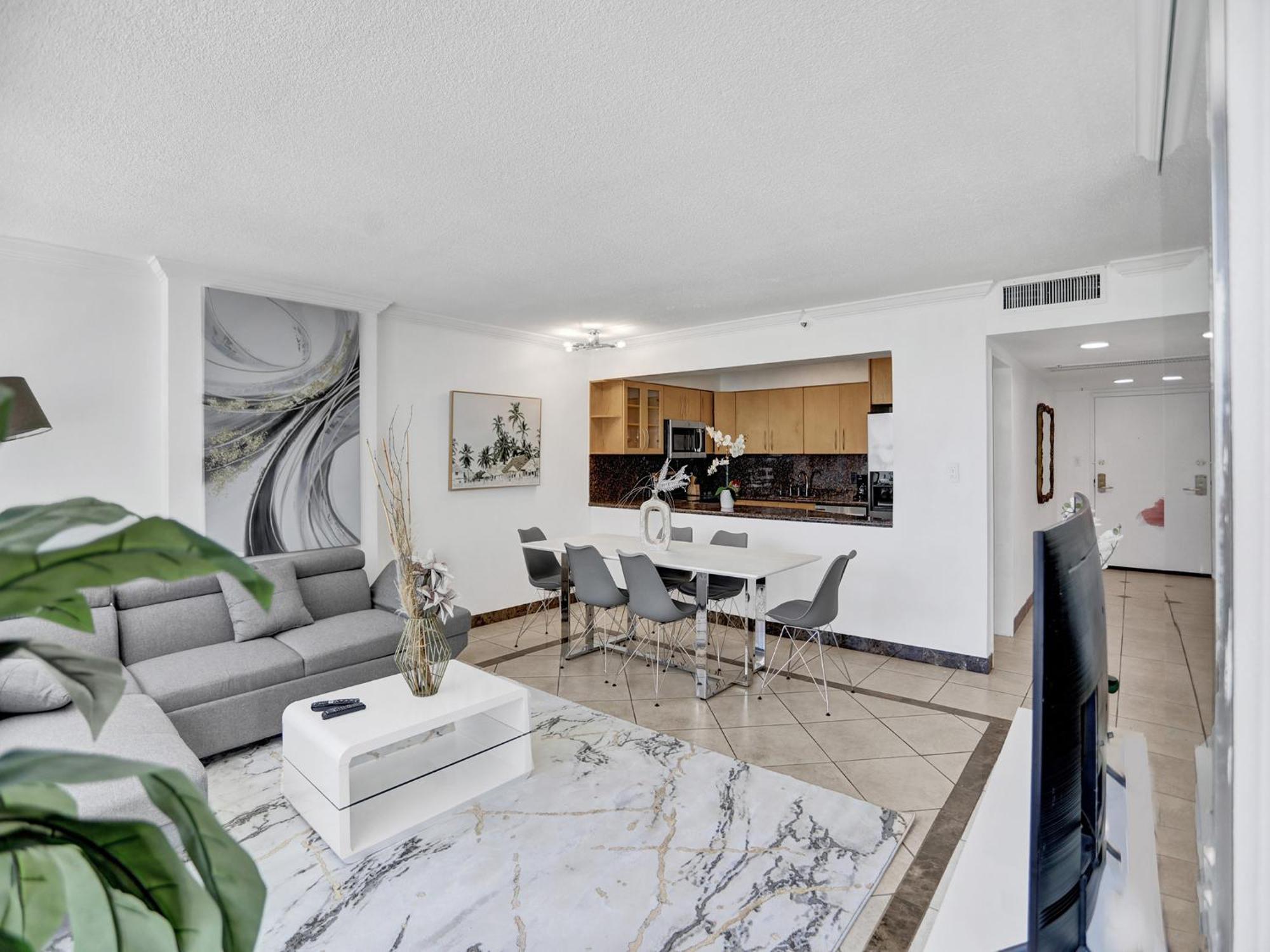 Beautiful In Service 1004 Apartment