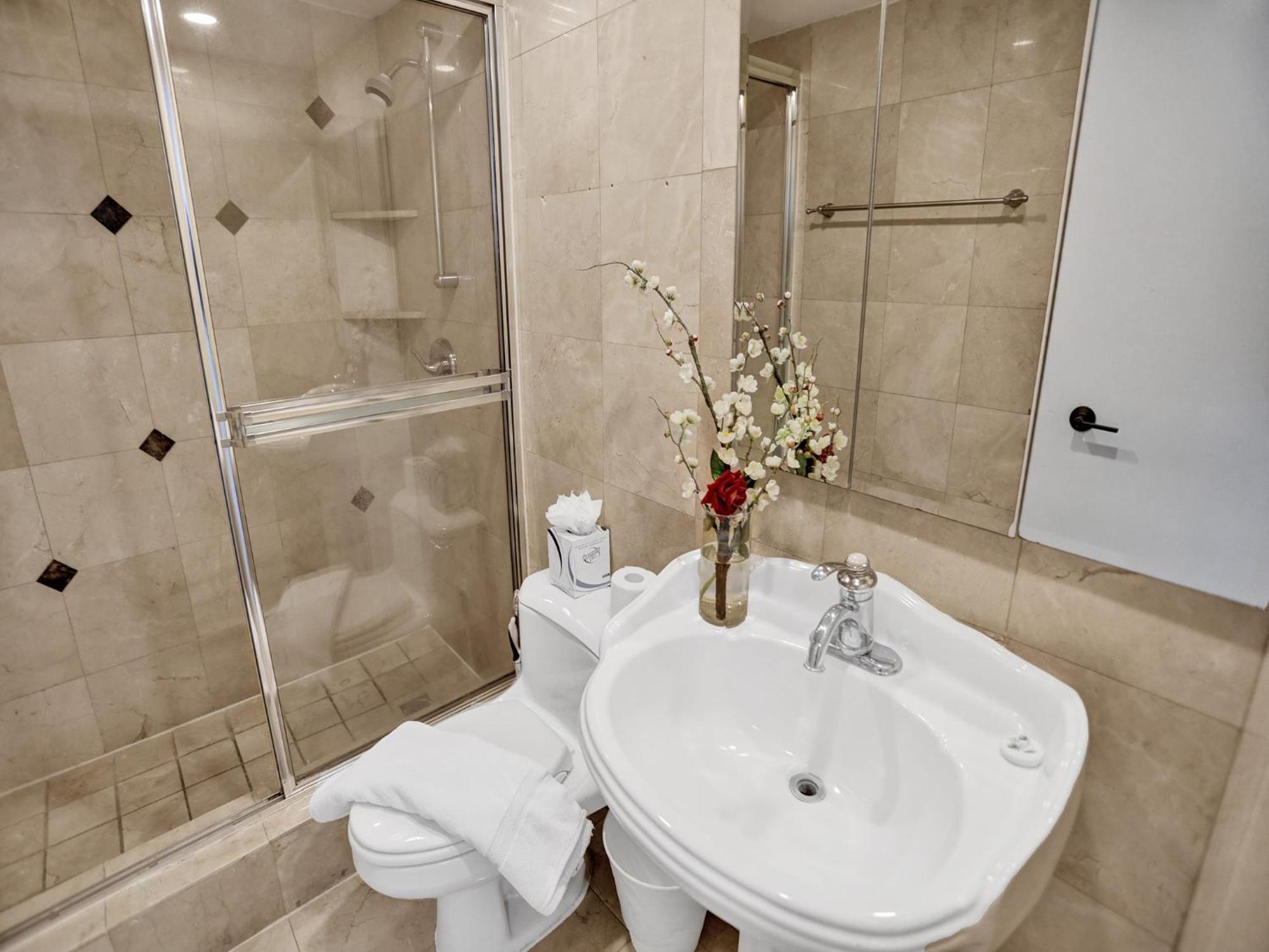 Beautiful In Service 1004 Apartment *
