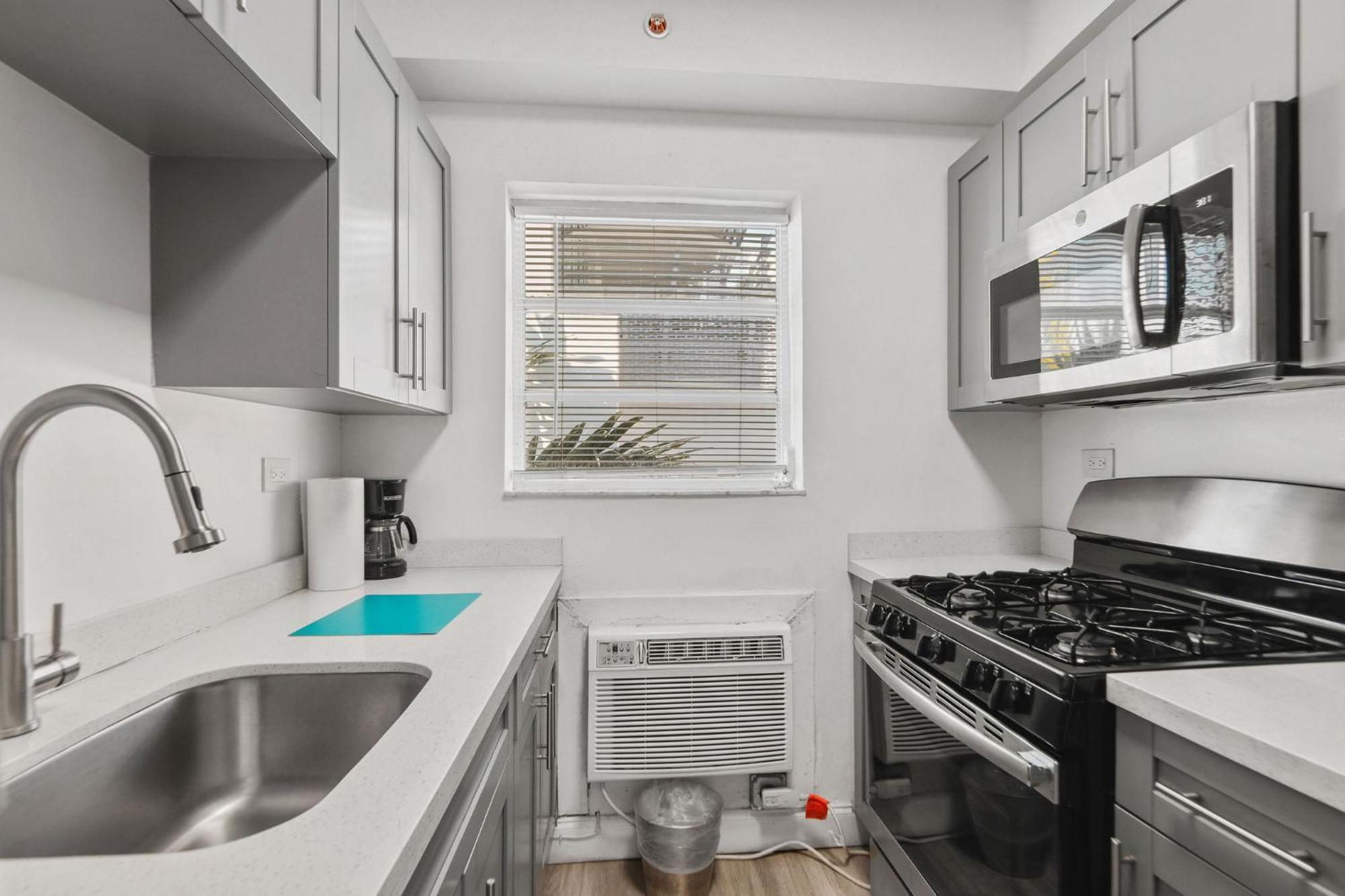 Balcony Chic Apt, W/2 Queenbeds, On Ocean Dr *