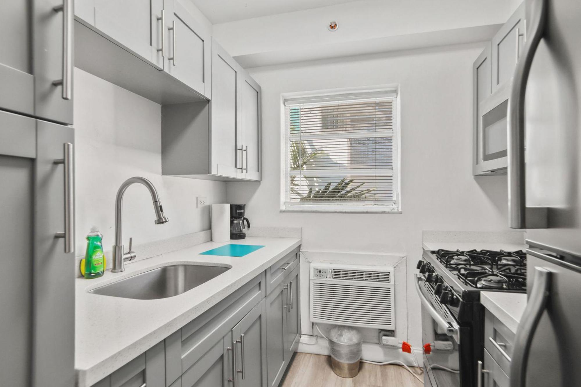 Balcony Chic Apt, W/2 Queenbeds, On Ocean Dr