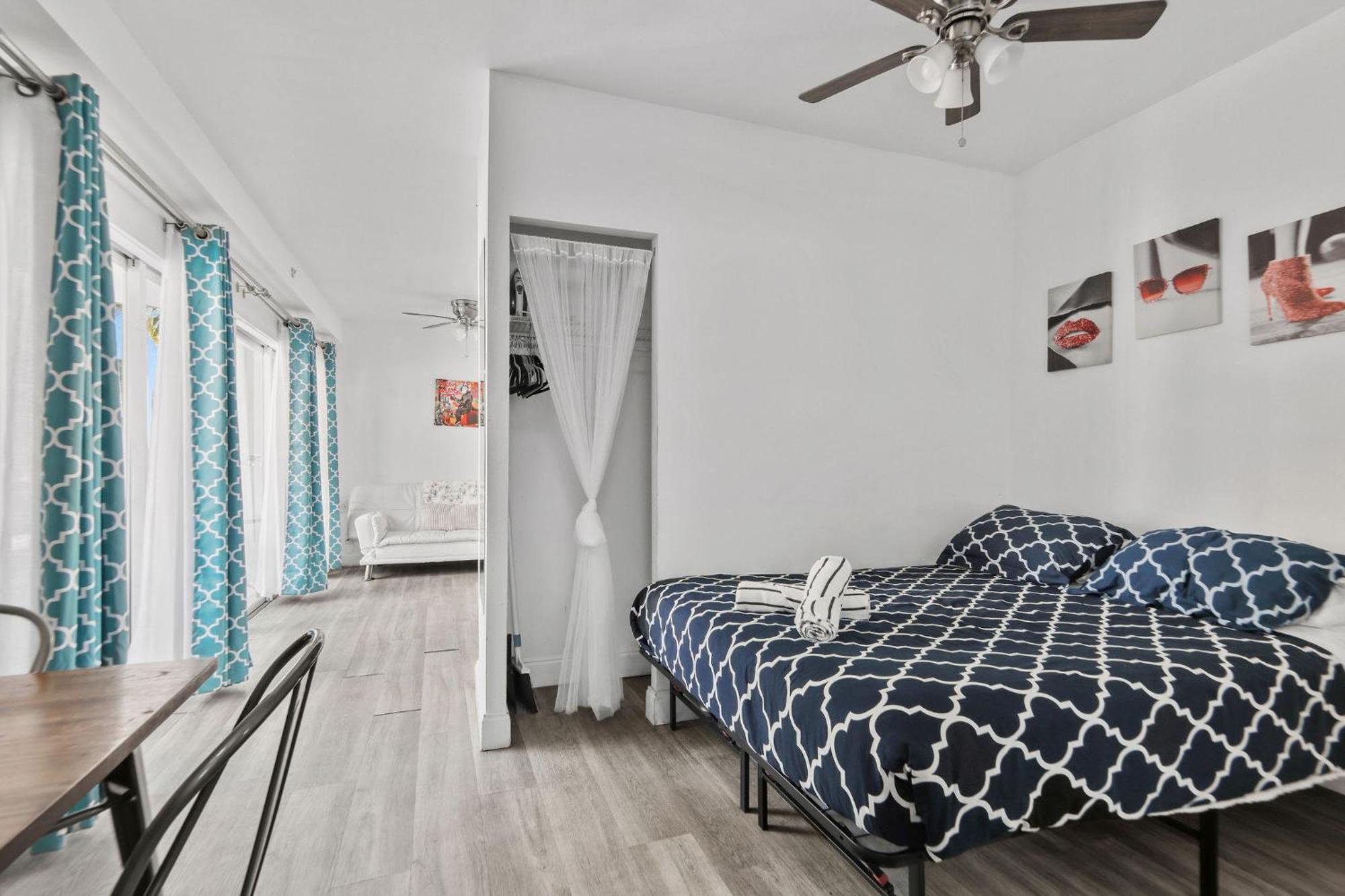 Balcony Chic Apt, W/2 Queenbeds, On Ocean Dr