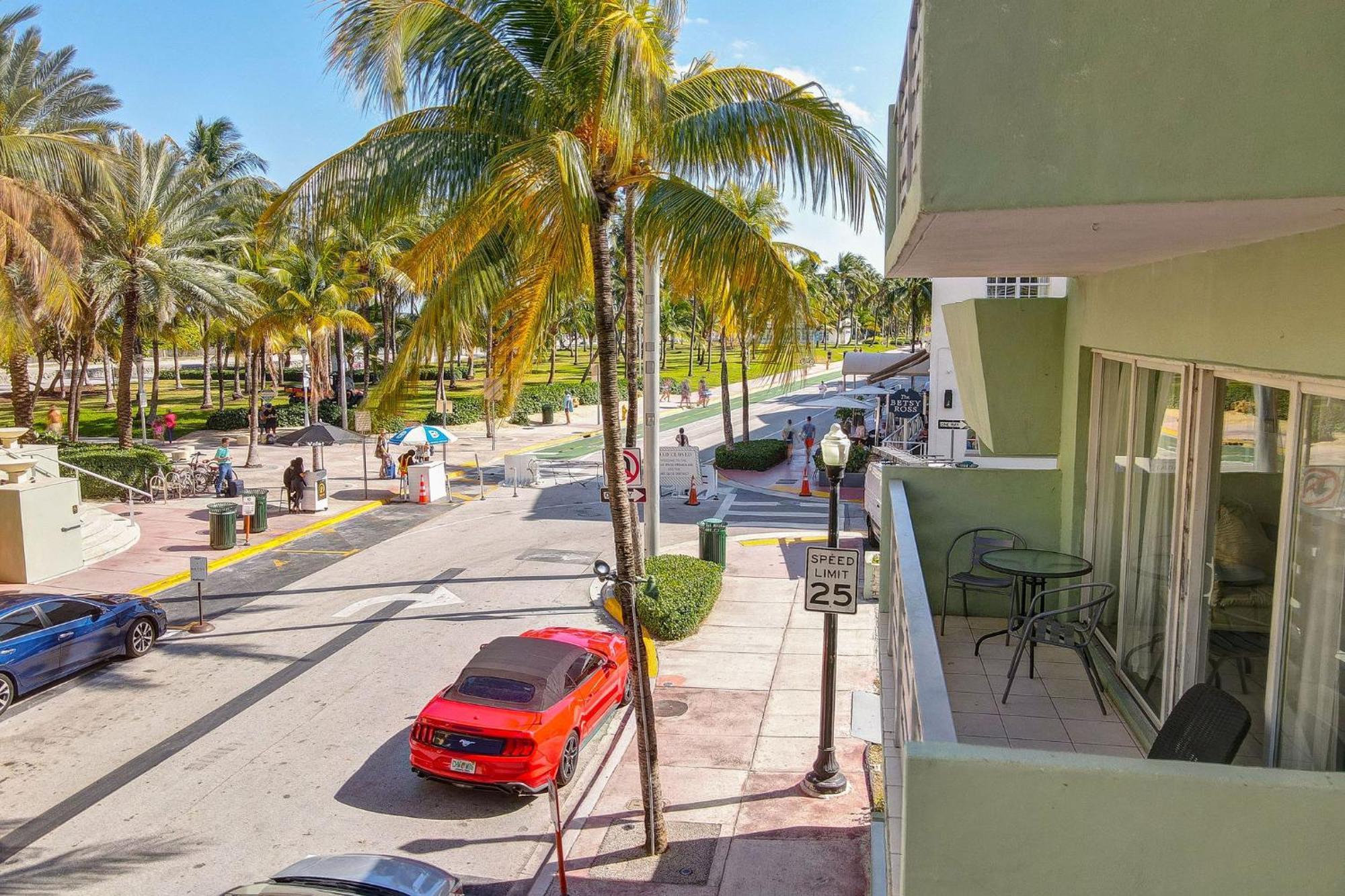 Balcony Chic Apt, W/2 Queenbeds, On Ocean Dr *