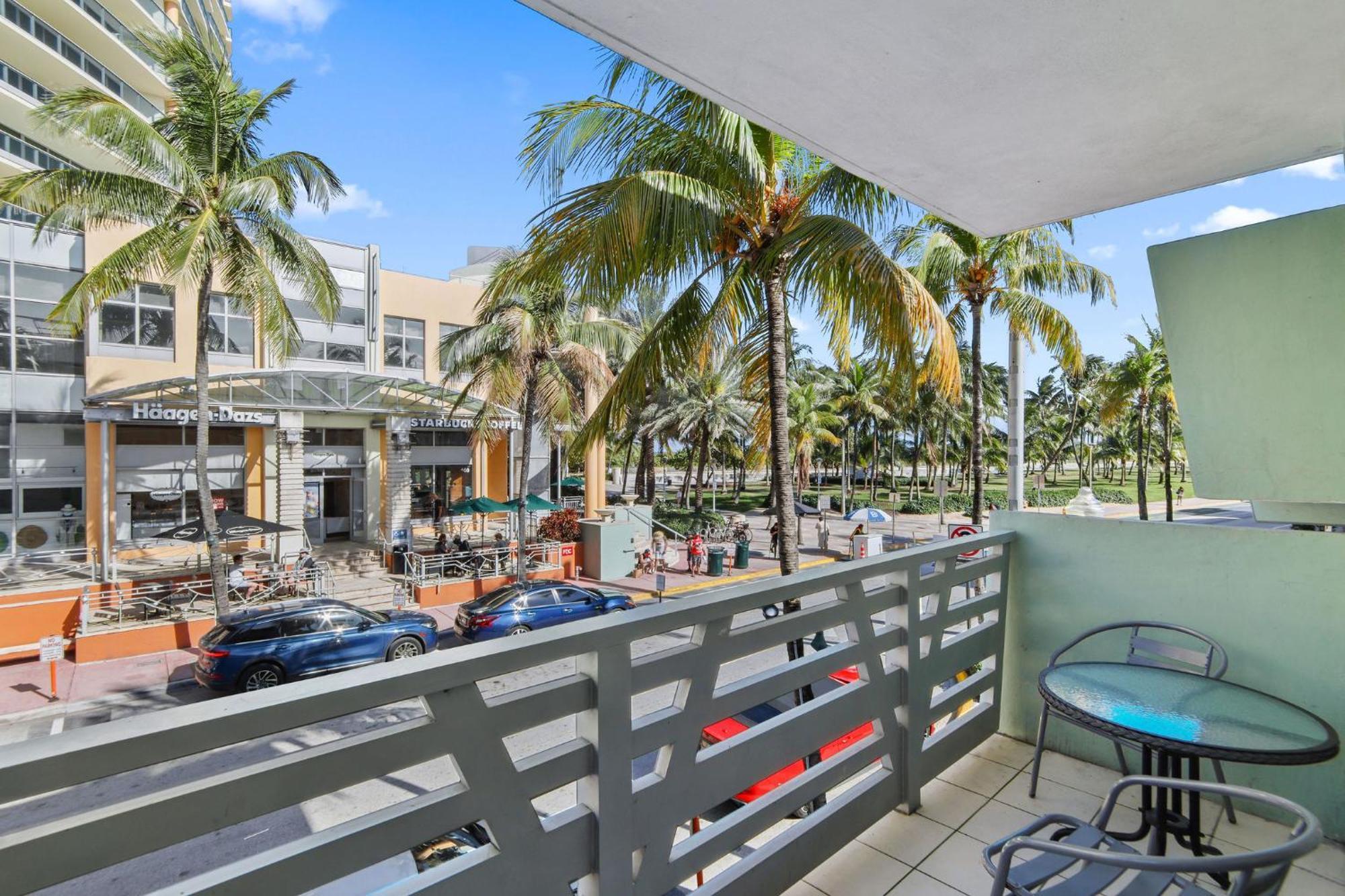 Balcony Chic Apt, W/2 Queenbeds, On Ocean Dr Apartment Miami Beach