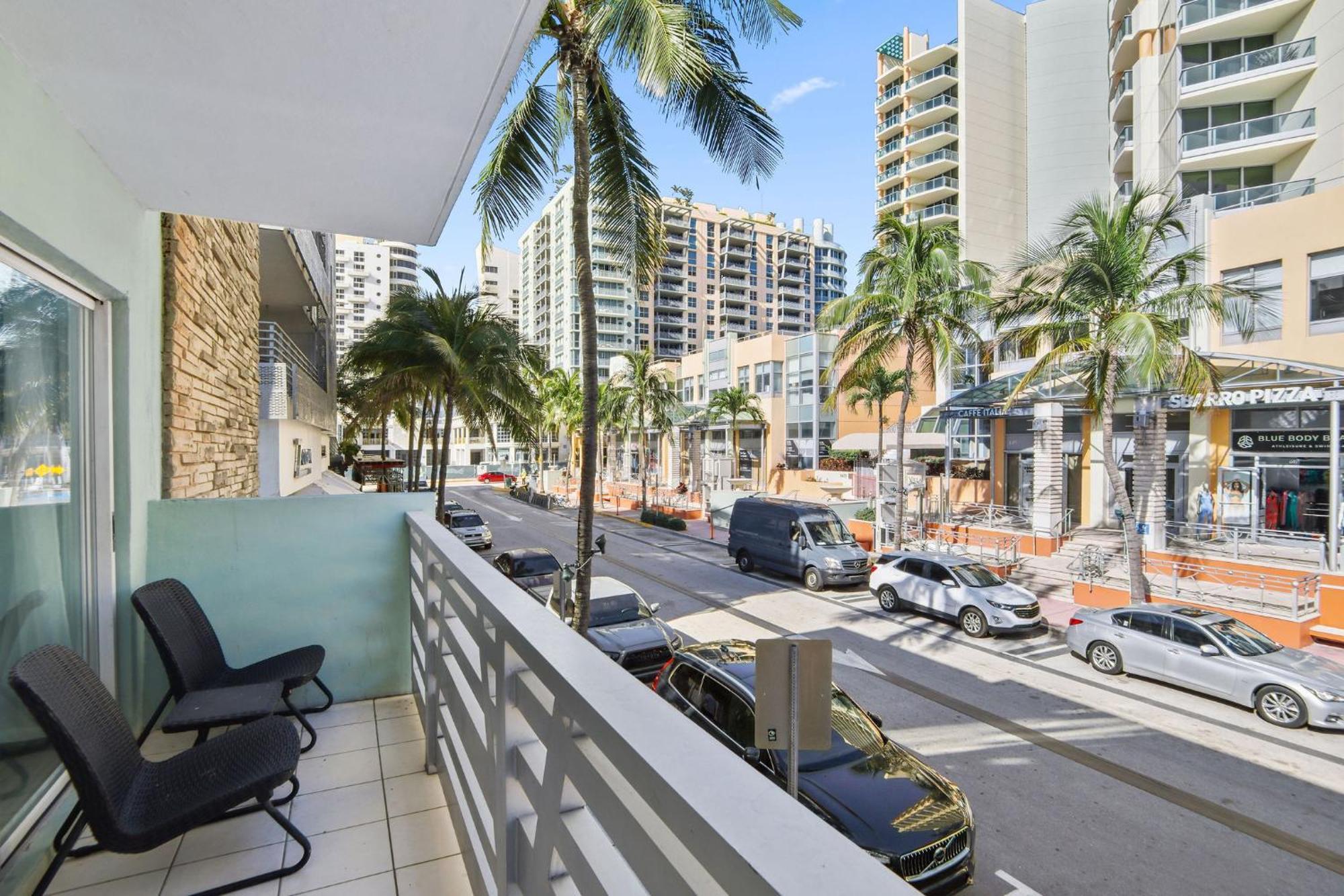 Balcony Chic Apt, W/2 Queenbeds, On Ocean Dr *