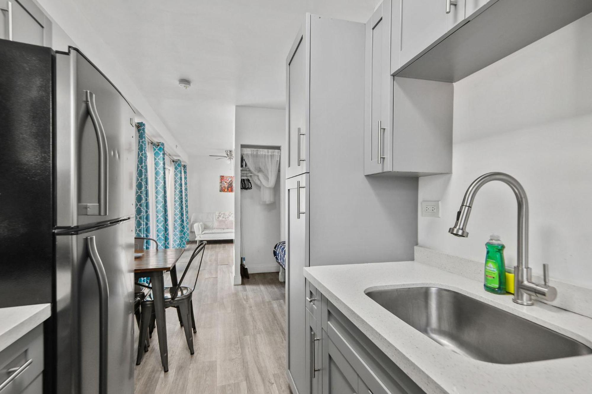 Balcony Chic Apt, W/2 Queenbeds, On Ocean Dr Apartment Miami Beach