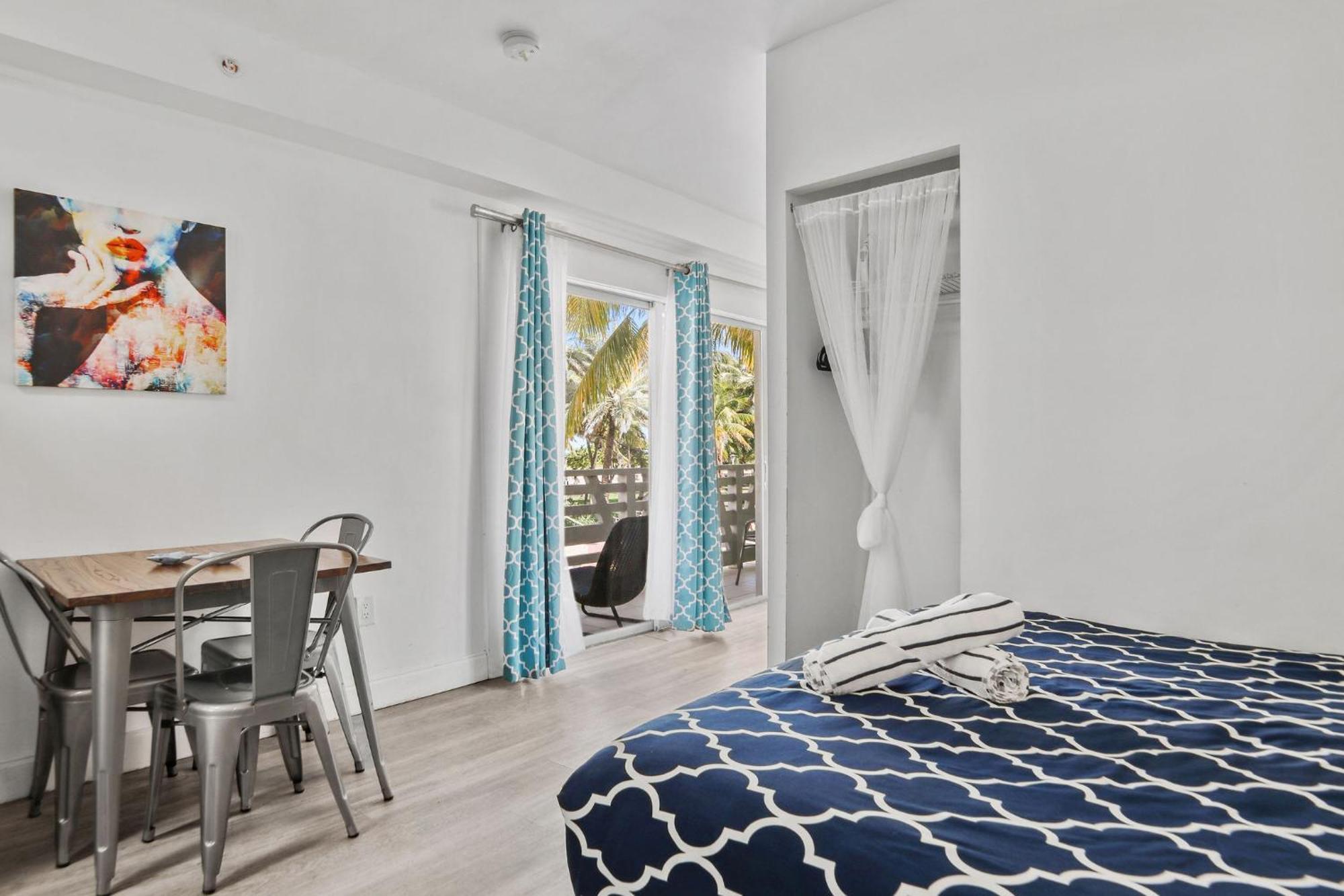 Balcony Chic Apt, W/2 Queenbeds, On Ocean Dr * Miami Beach