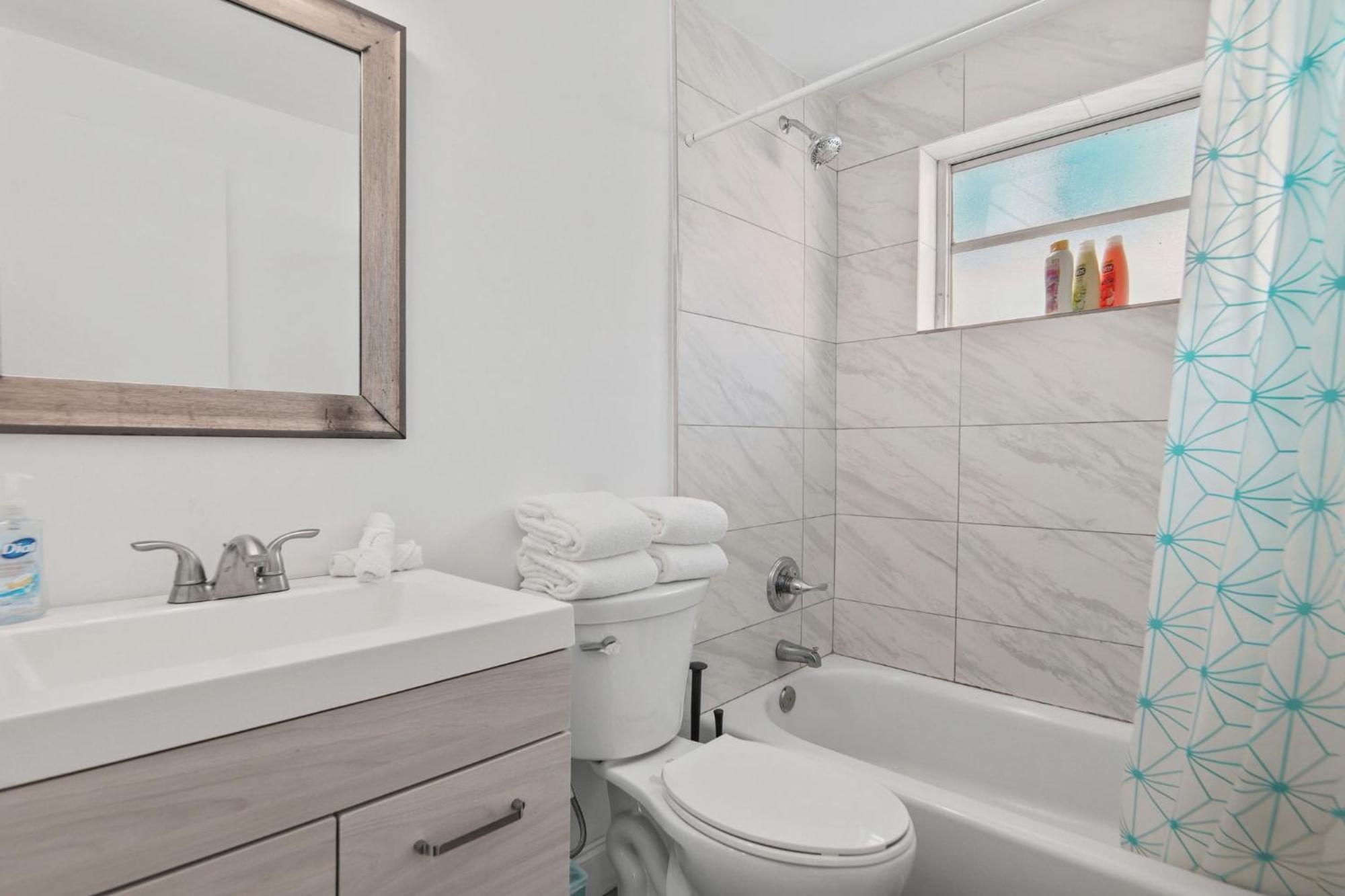 Balcony Chic Apt, W/2 Queenbeds, On Ocean Dr *