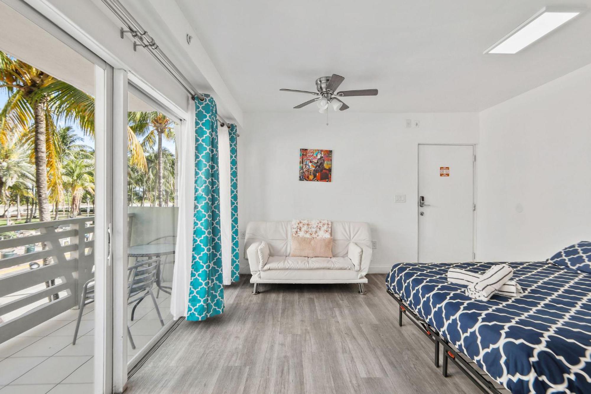 Balcony Chic Apt, W/2 Queenbeds, On Ocean Dr
