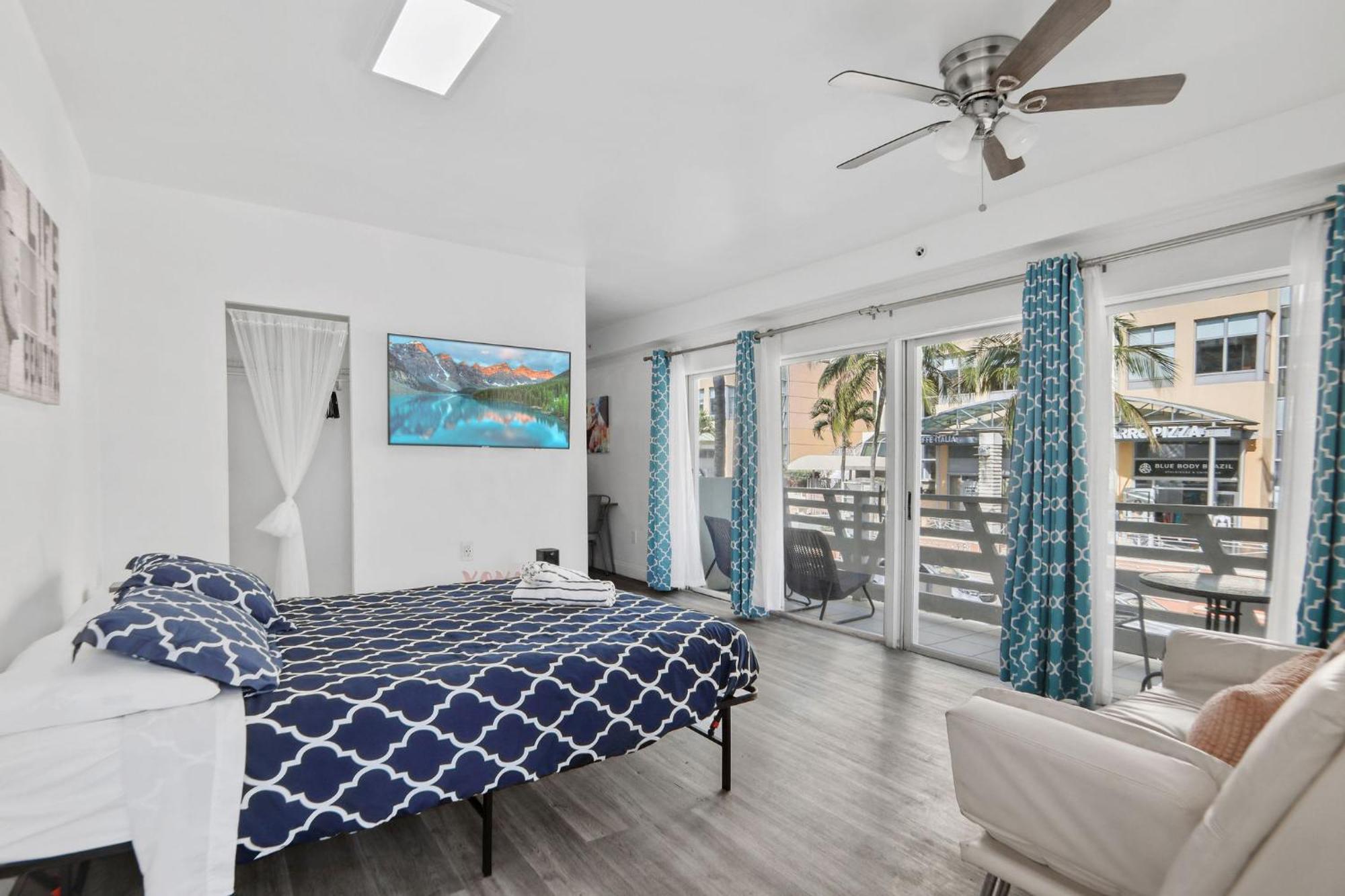 Balcony Chic Apt, W/2 Queenbeds, On Ocean Dr Apartment