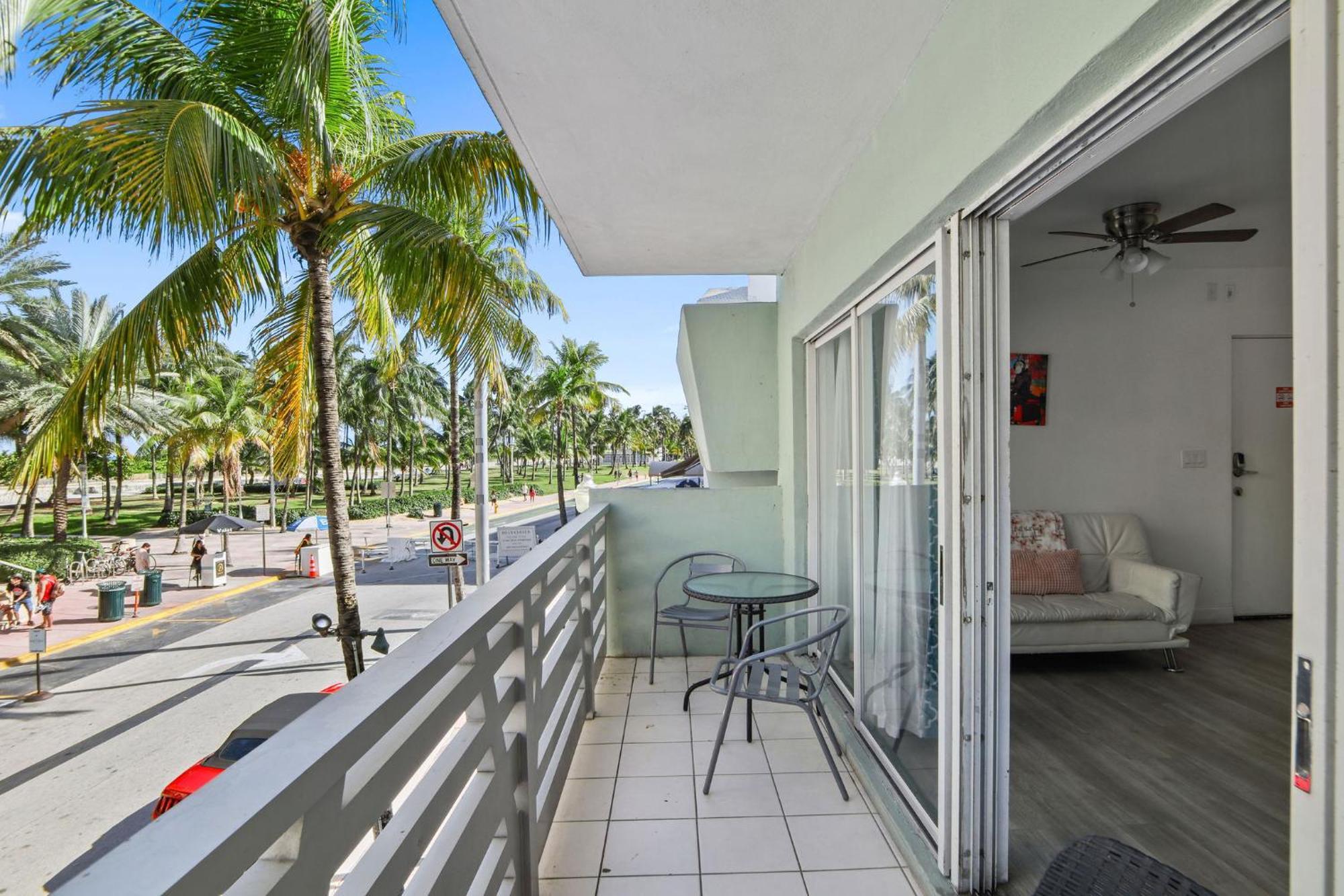 Balcony Chic Apt, W/2 Queenbeds, On Ocean Dr Apartment Miami Beach