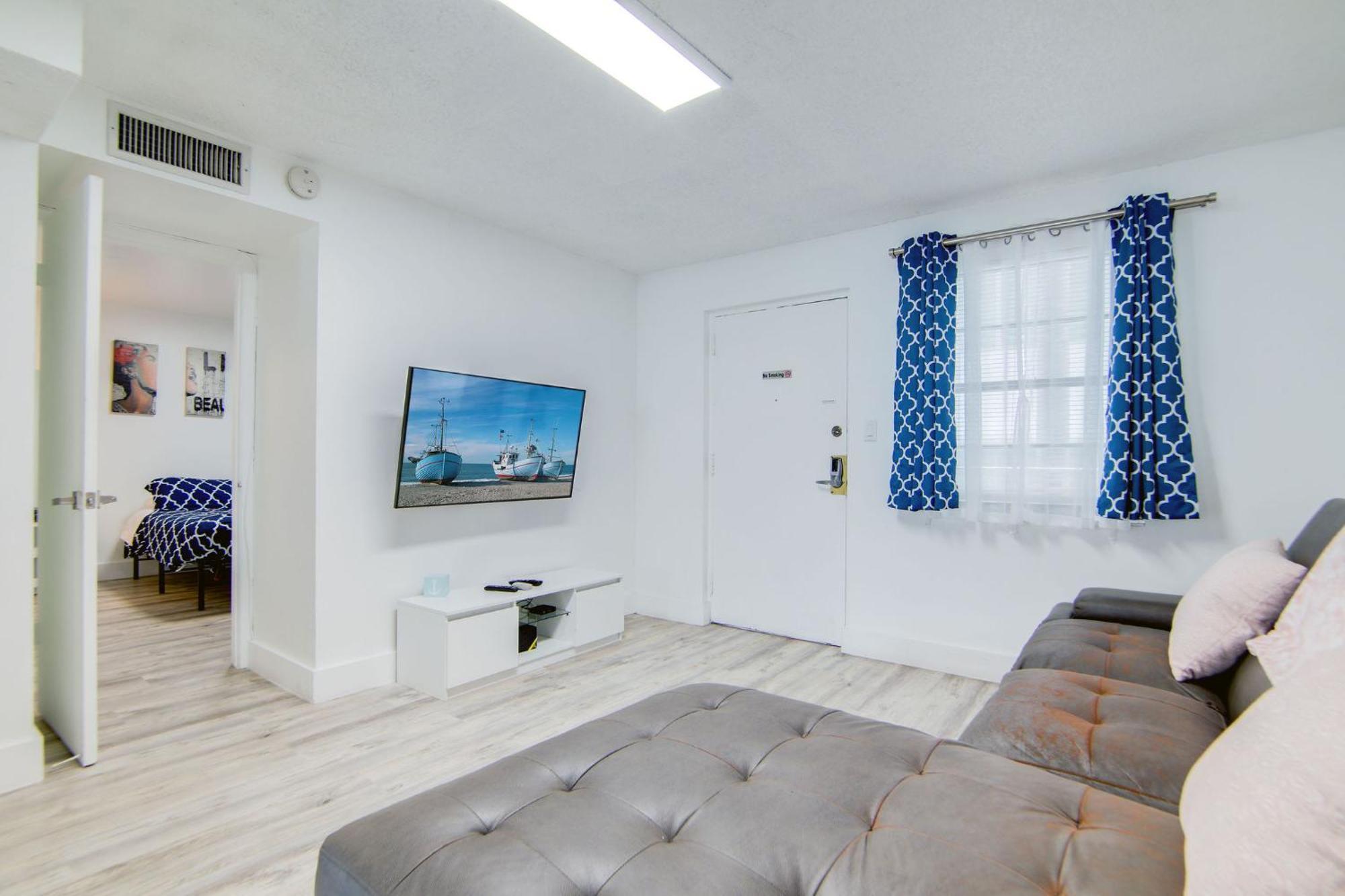 2b/2b, Free Parking, South Beach, 1 Block 2 * Miami Beach