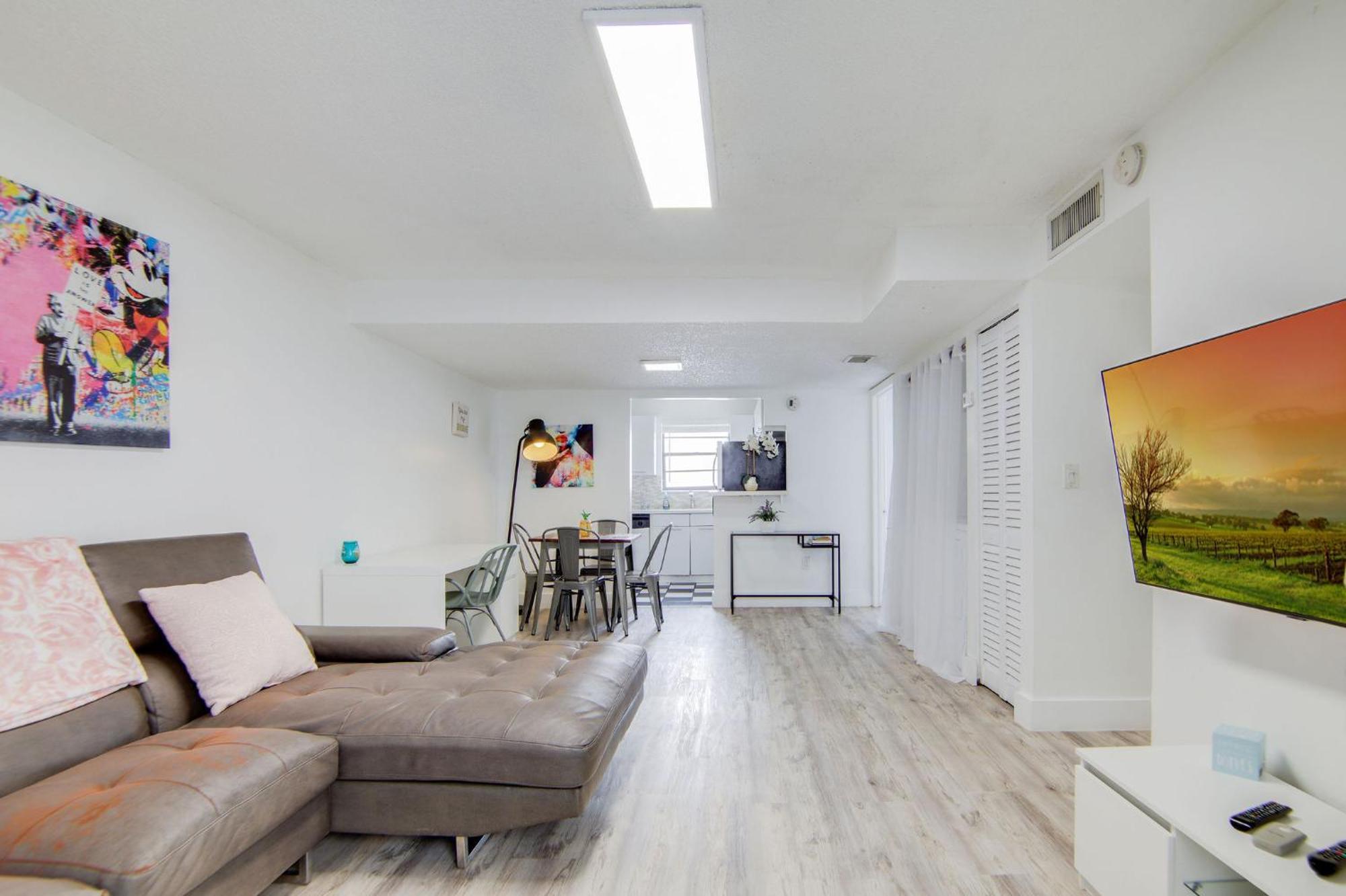 Apartment 2b/2b, Free Parking, South Beach, 1 Block 2