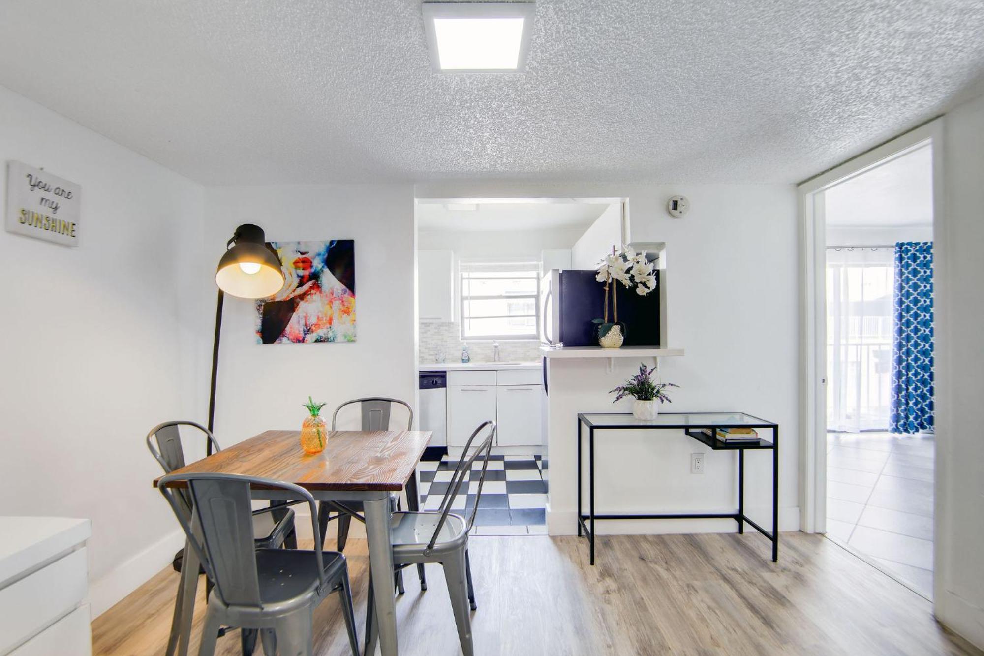 2b/2b, Free Parking, South Beach, 1 Block 2 Miami Beach