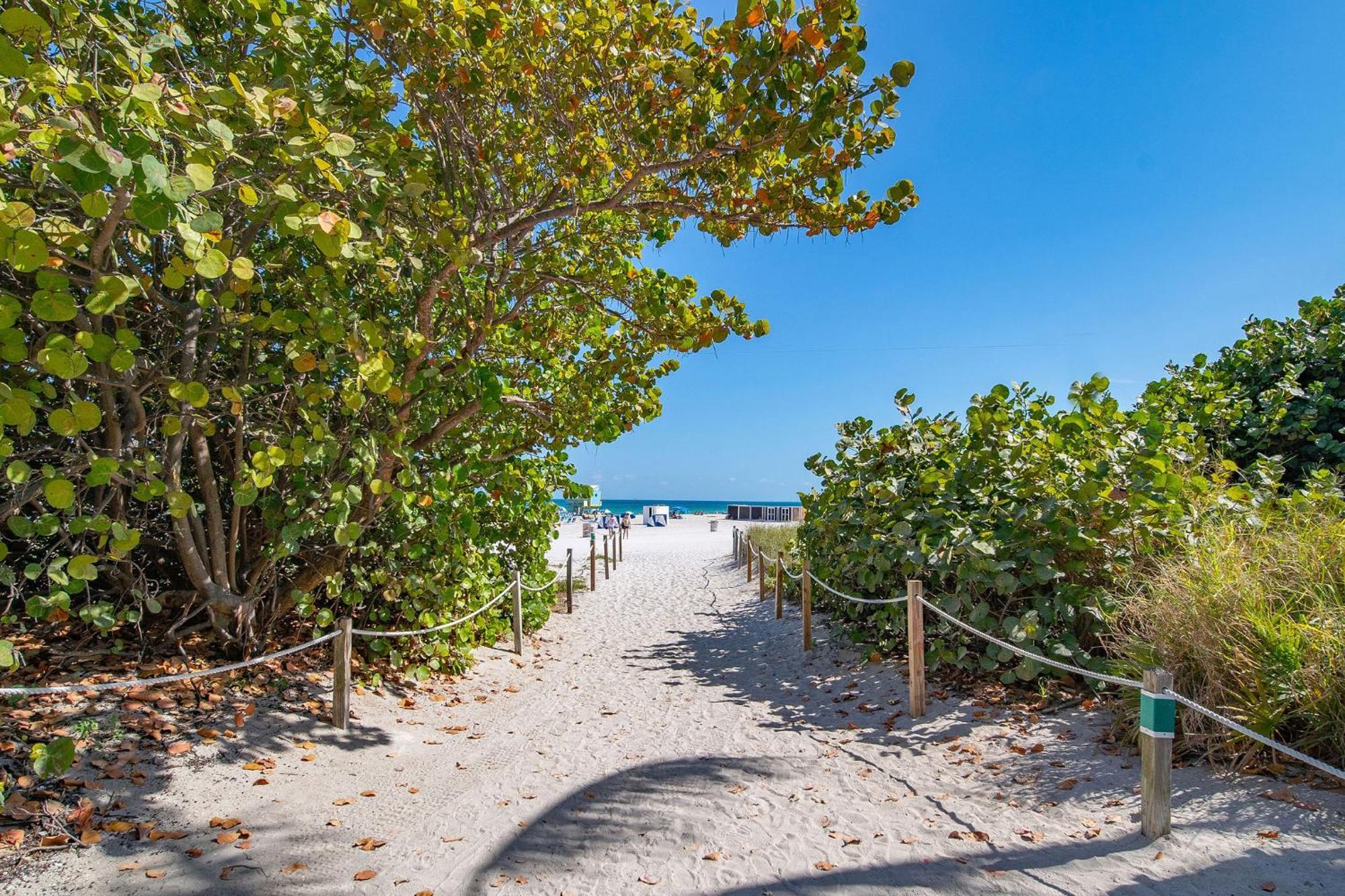 Balcony Chic Apt, W/2 Queenbeds, On Ocean Dr Miami Beach
