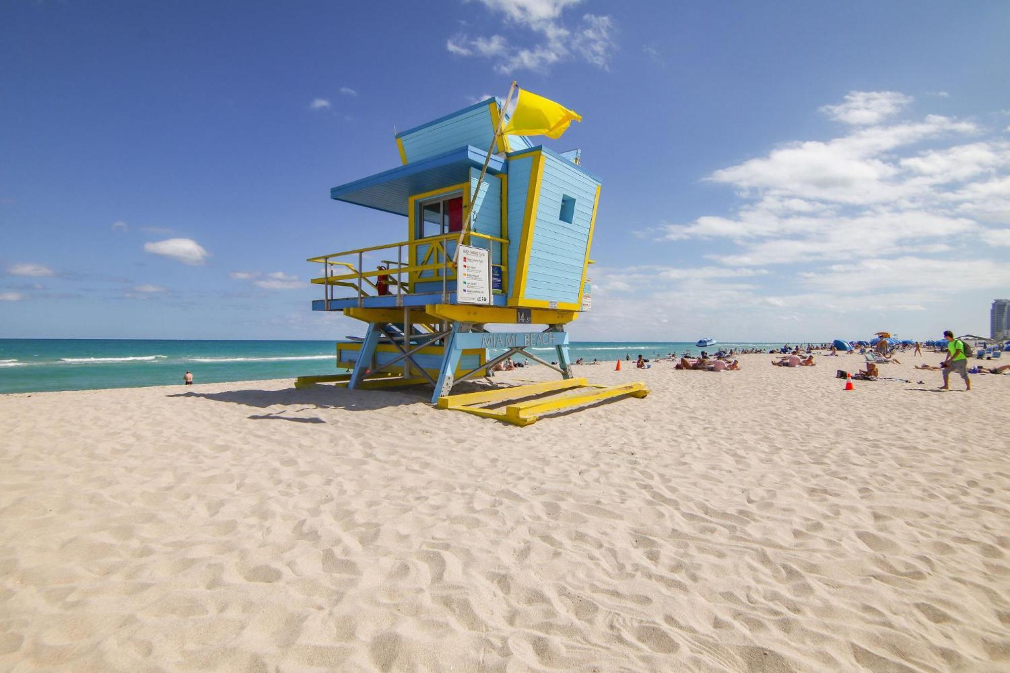 Balcony Chic Apt, W/2 Queenbeds, On Ocean Dr * Miami Beach