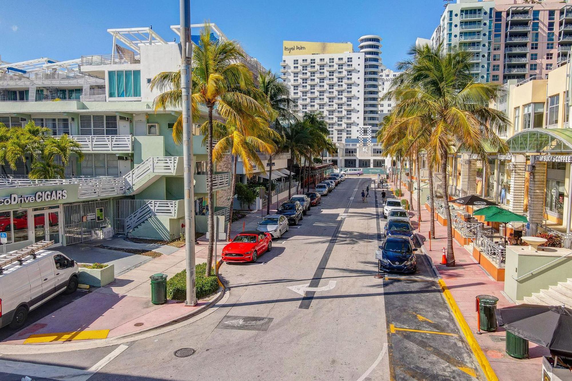 Balcony Chic Apt, W/2 Queenbeds, On Ocean Dr Apartment *