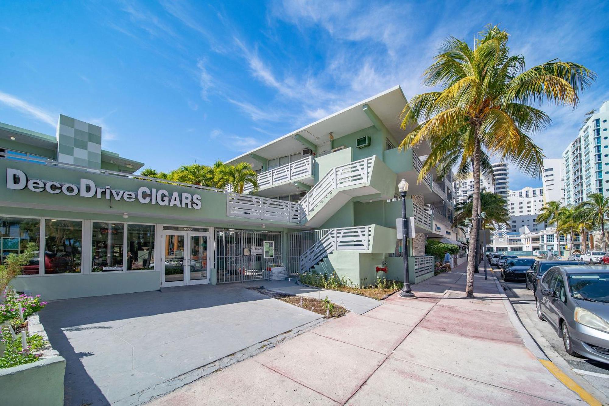 Balcony Chic Apt, W/2 Queenbeds, On Ocean Dr *