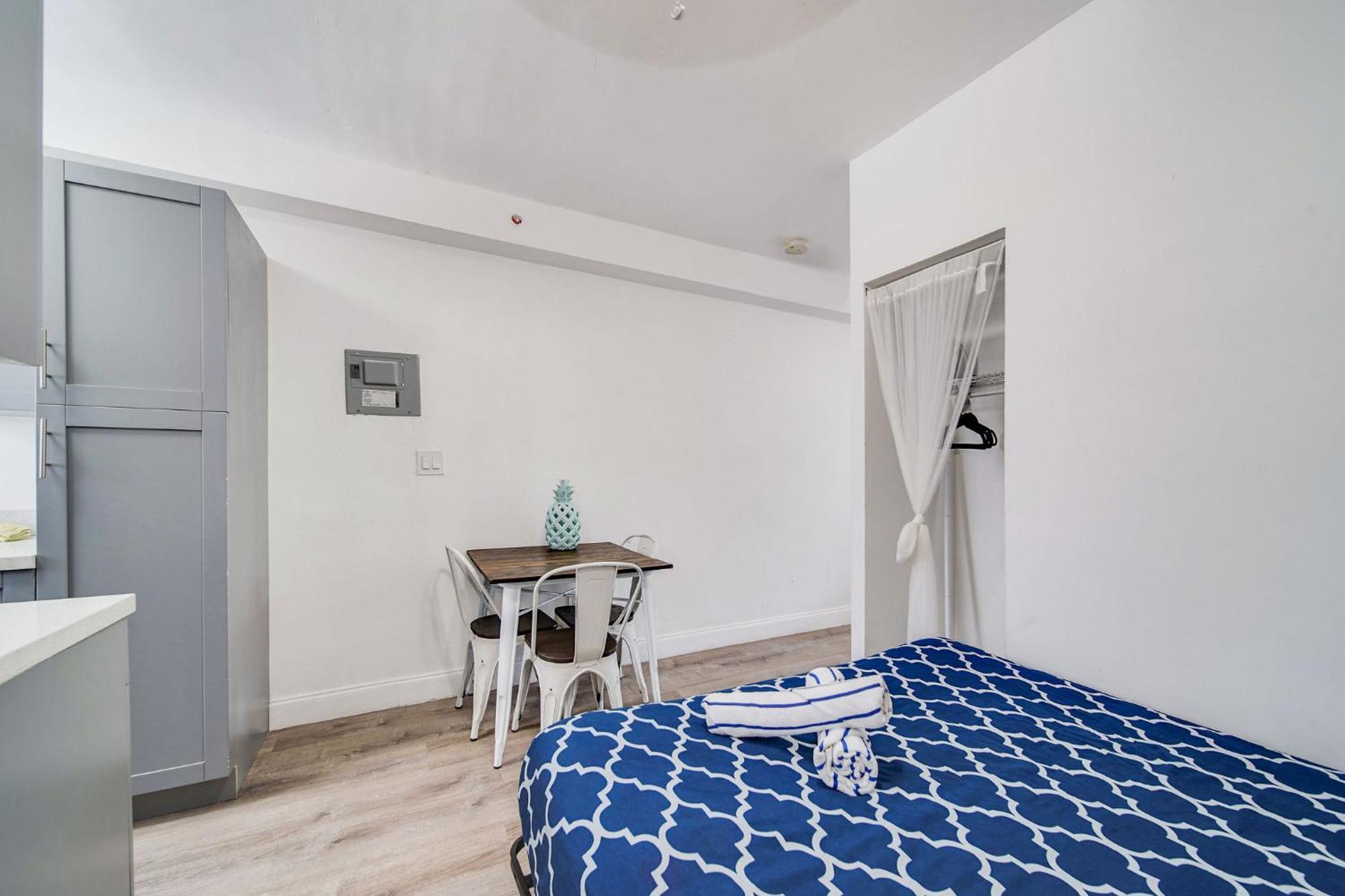 Steps 2 Beach, Ocean Drive Deco W/2 Queen Beds Apartment