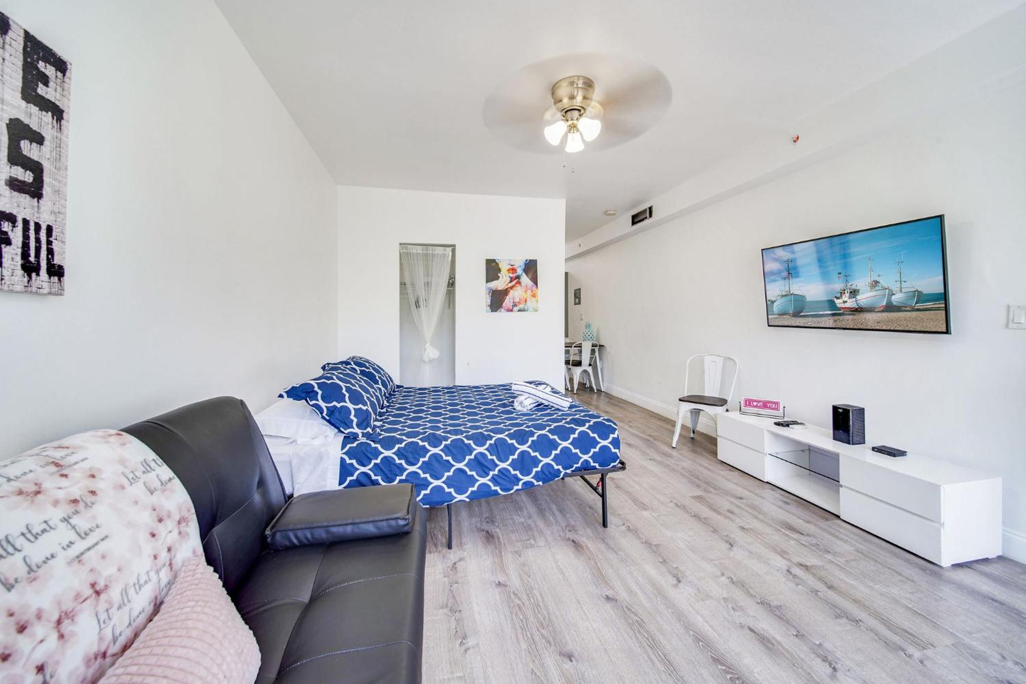 Steps 2 Beach, Ocean Drive Deco W/2 Queen Beds *